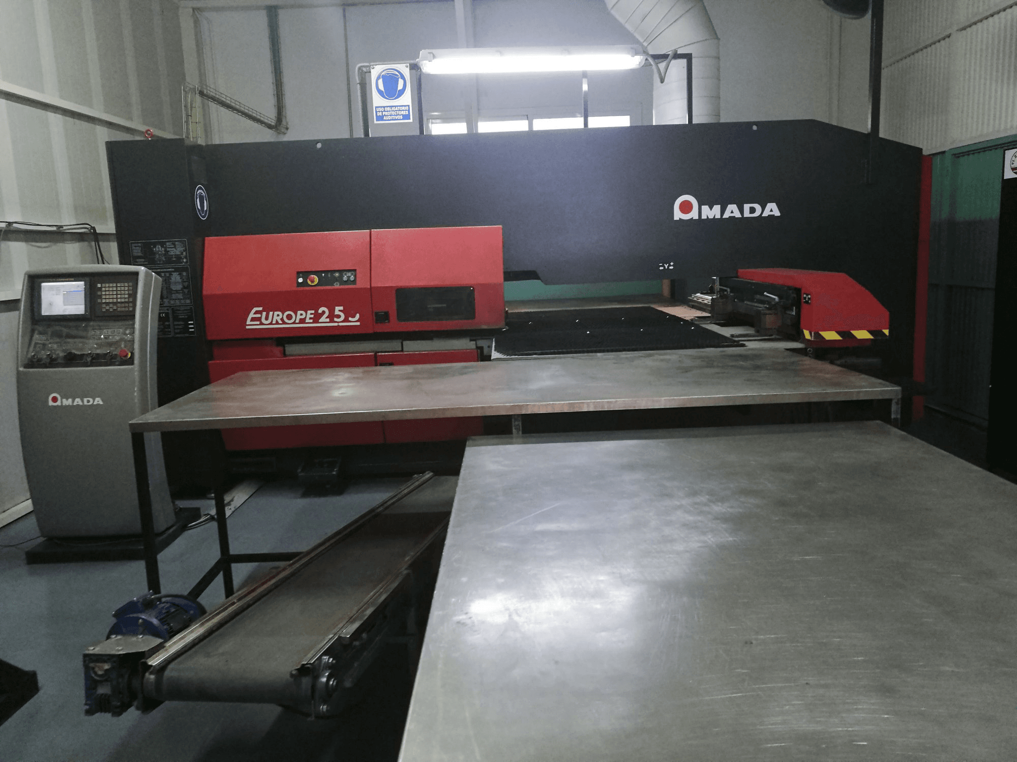 Vooraanzicht van AMADA EUROPE 255 machine