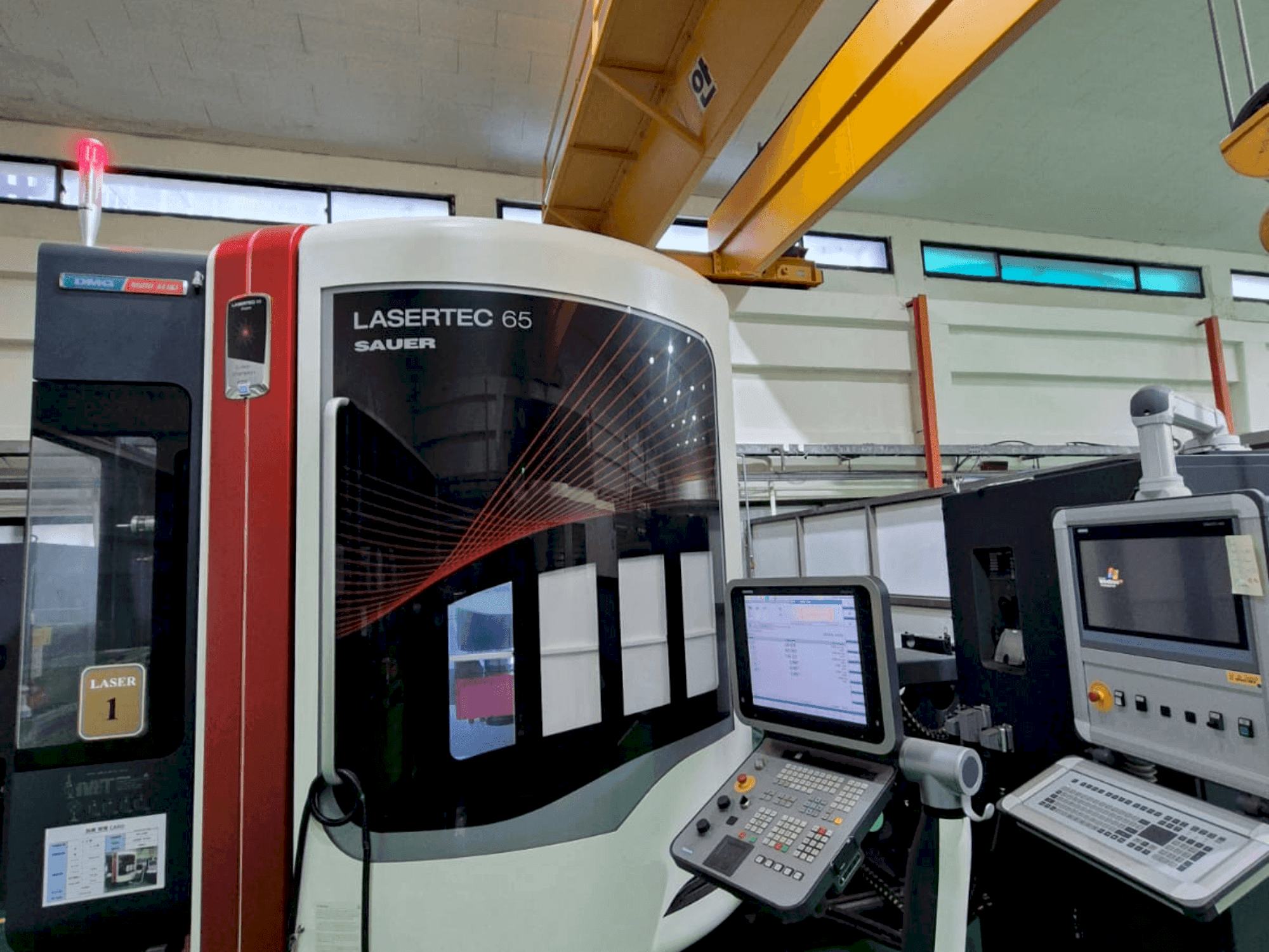Vooraanzicht van DMG Mori Seiki LaserTech 65 machine