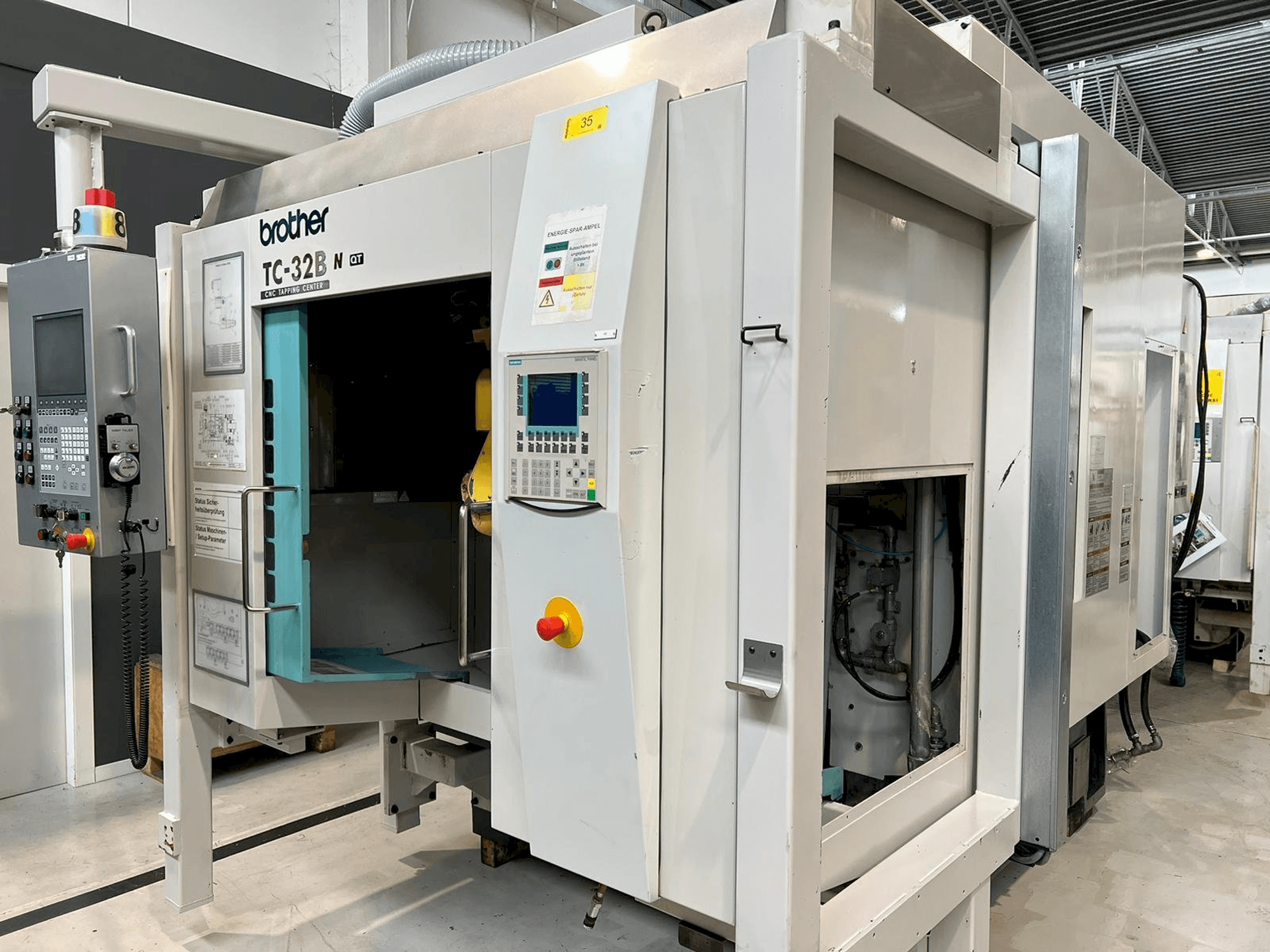 Vooraanzicht van Brother TC-32BN QT machine