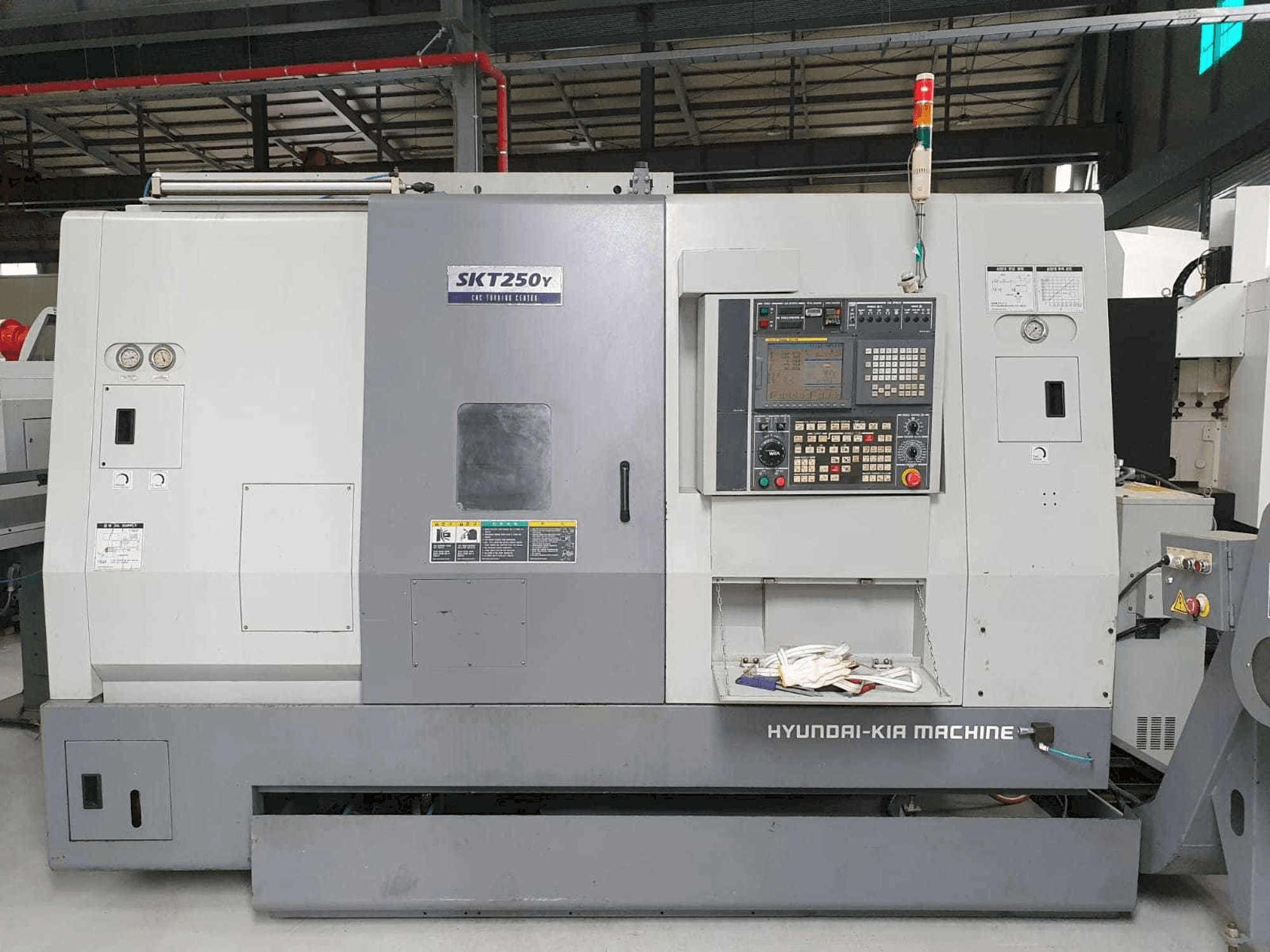 Vooraanzicht van Hyundai Kia SKT250Y machine