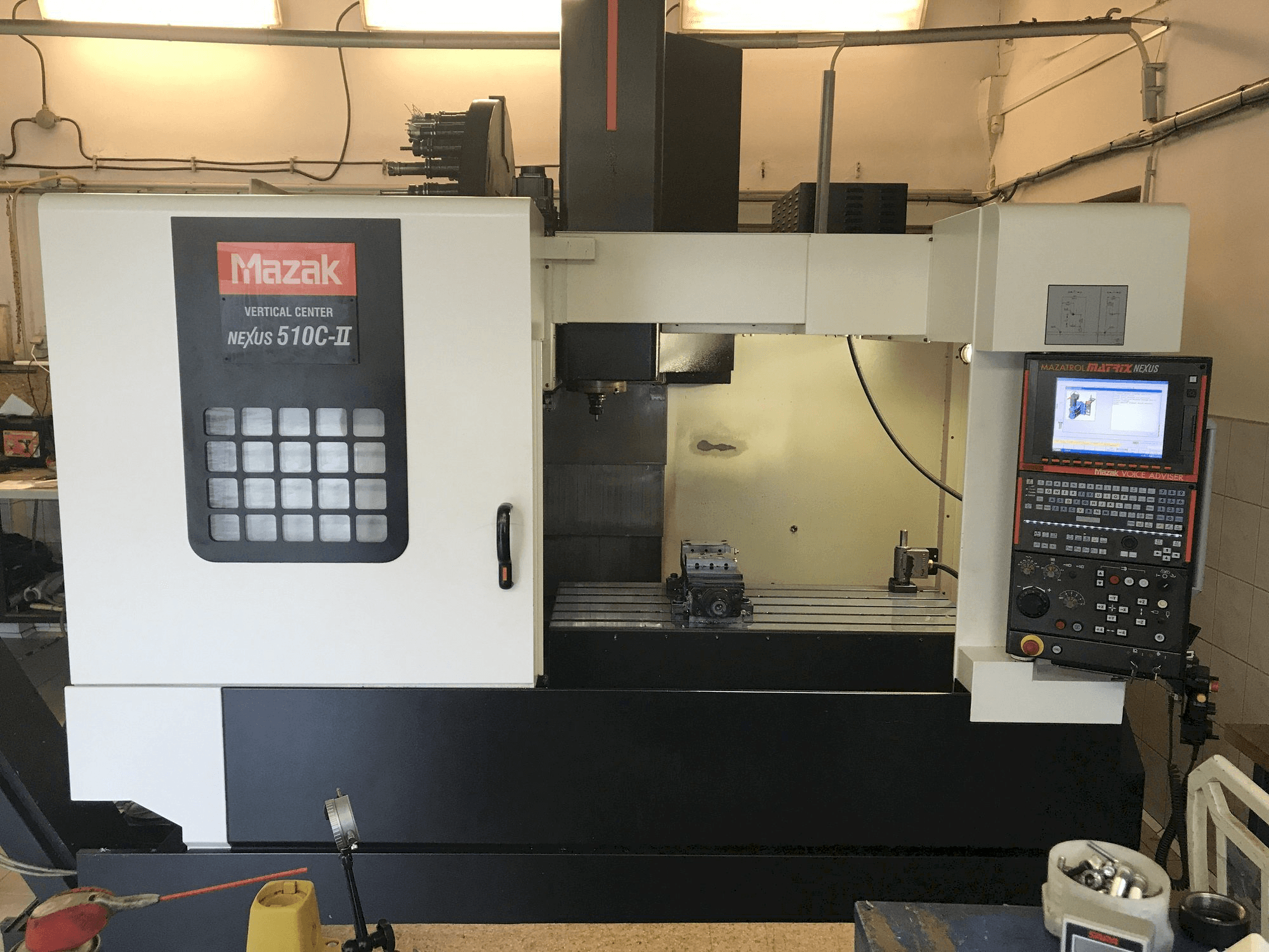 Vooraanzicht van Mazak Nexus 510C-II machine