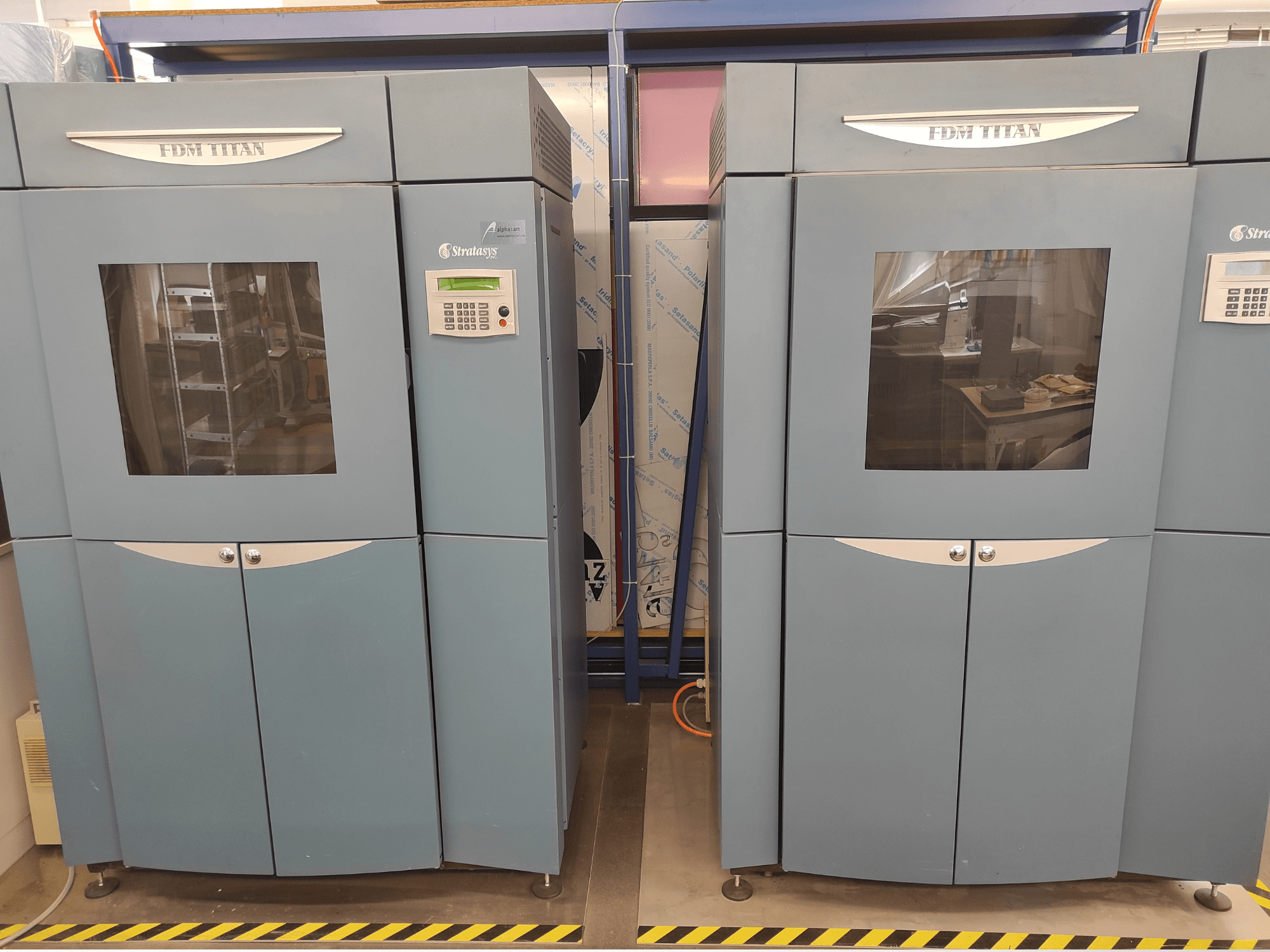 Vooraanzicht van de Stratasys FDM TitanTI T0031 kunststof 3D-printer; voorzien van een display en een transparant venster.