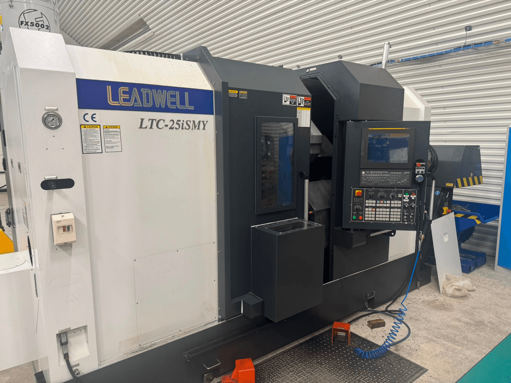 De Leadwell LTC-25iSMY horizontale draaimachine gezien vanaf de voorkant, met het bedieningspaneel en de bedieningsinterfaces.
