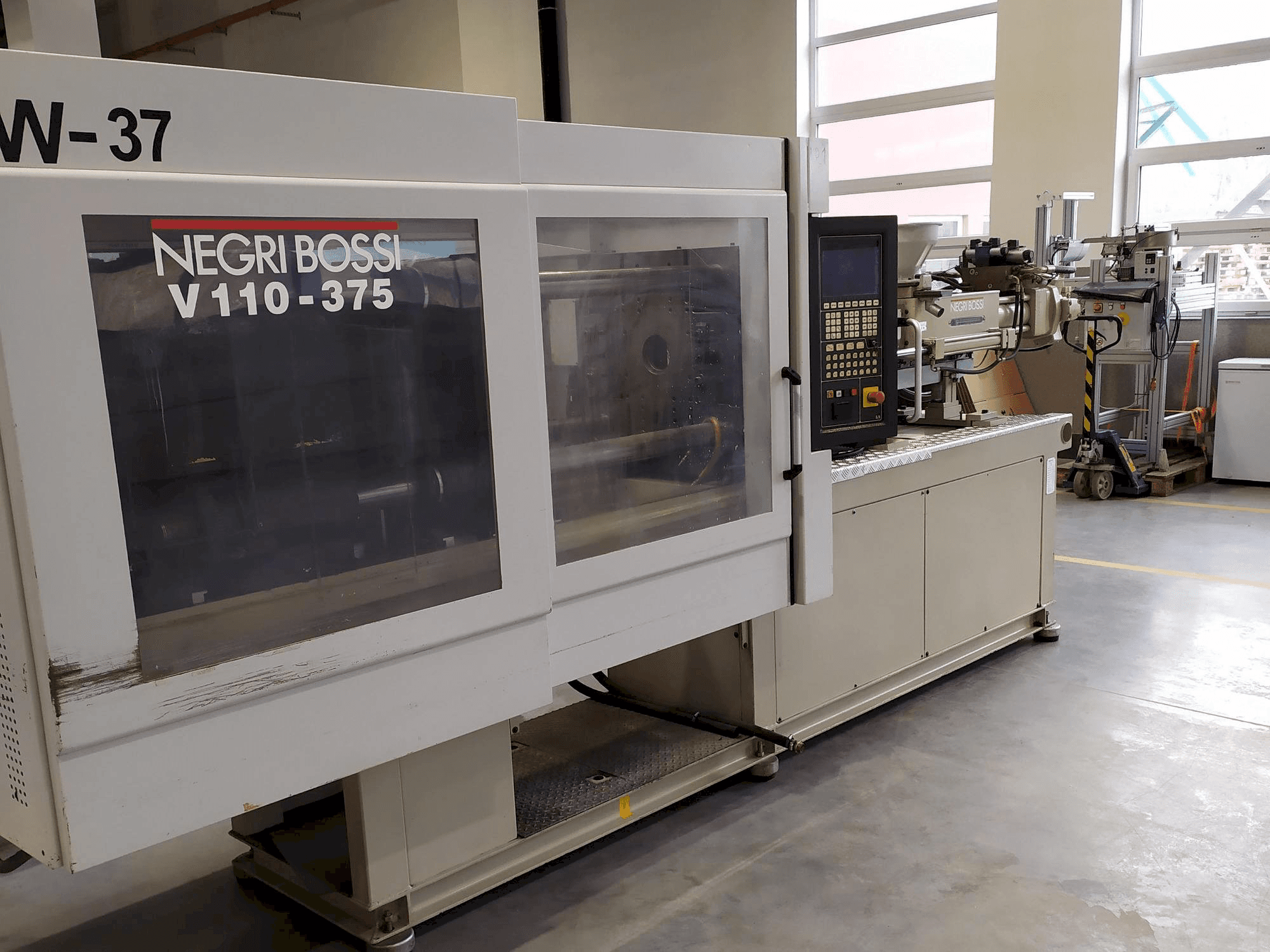 Vooraanzicht van Negri Bossi V110-375 machine