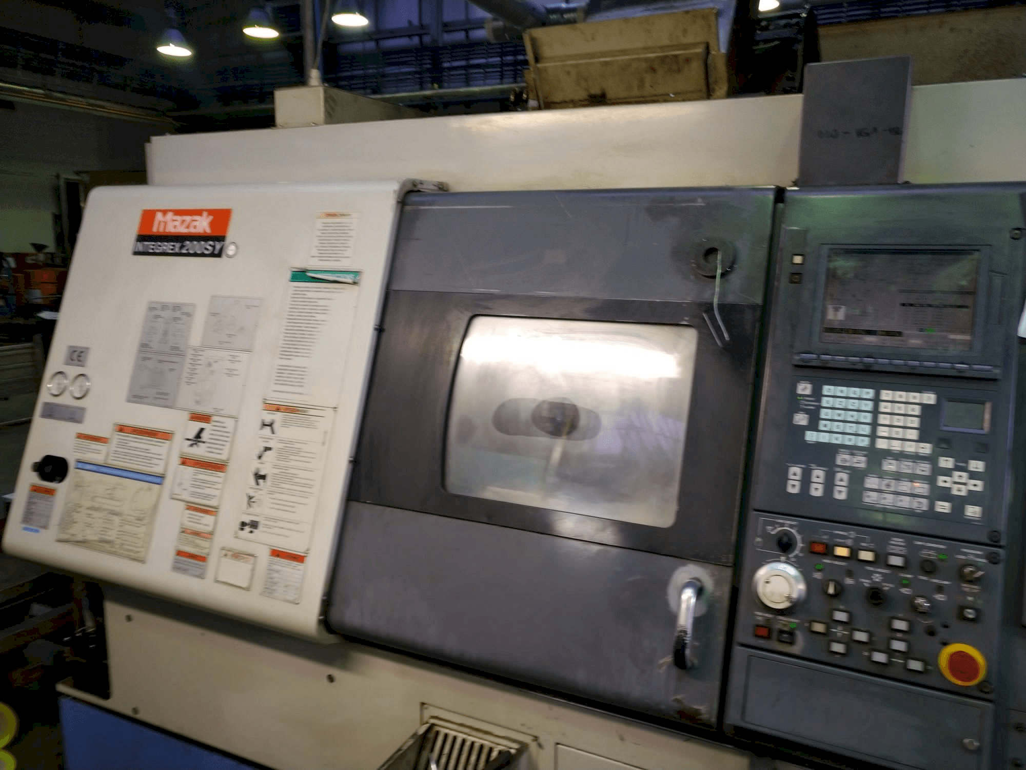 Linkerzijdeaanzicht van Mazak Integrex 200 SY machine