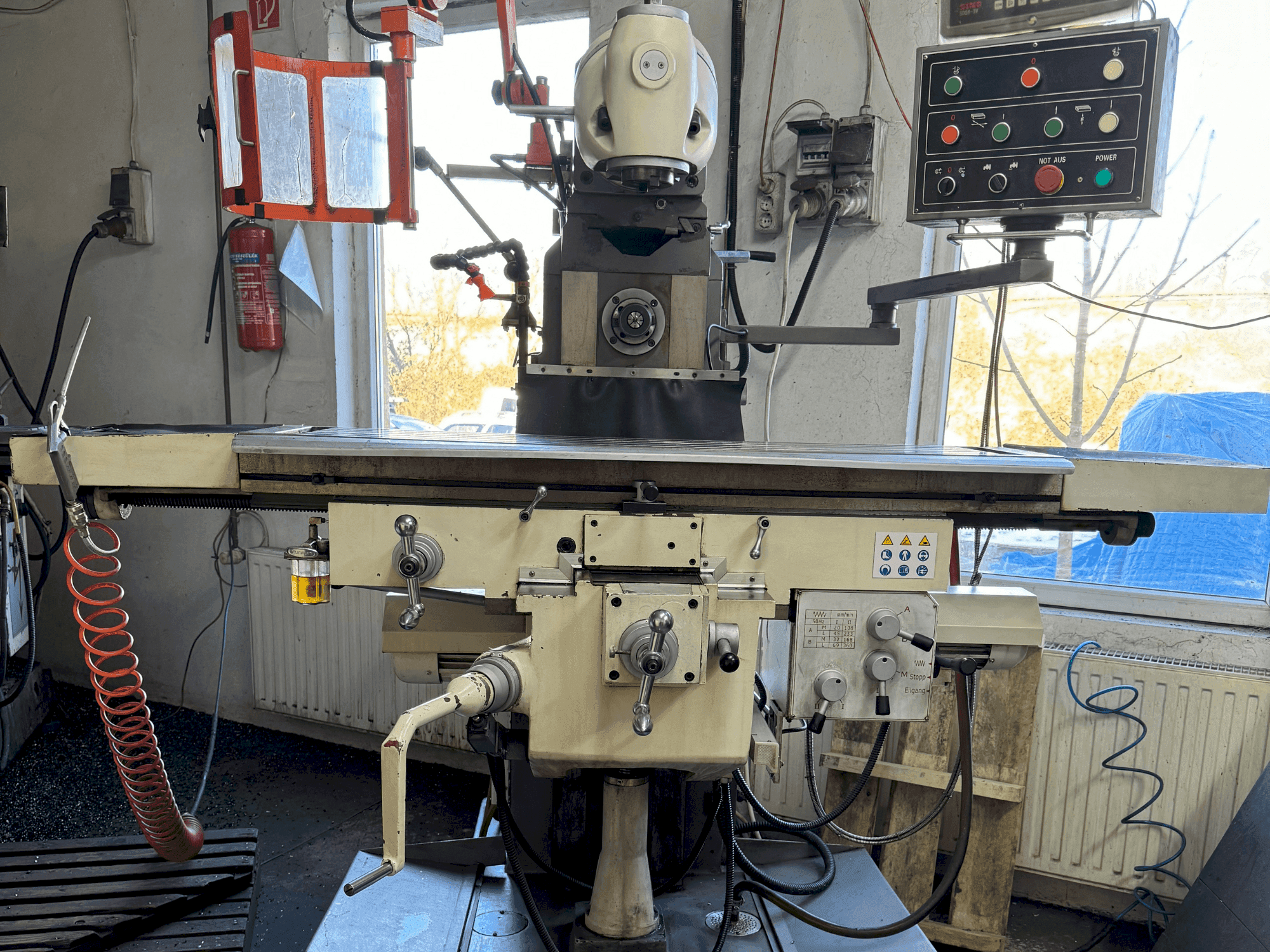 Vooraanzicht van ELMAG UFM 125GT machine