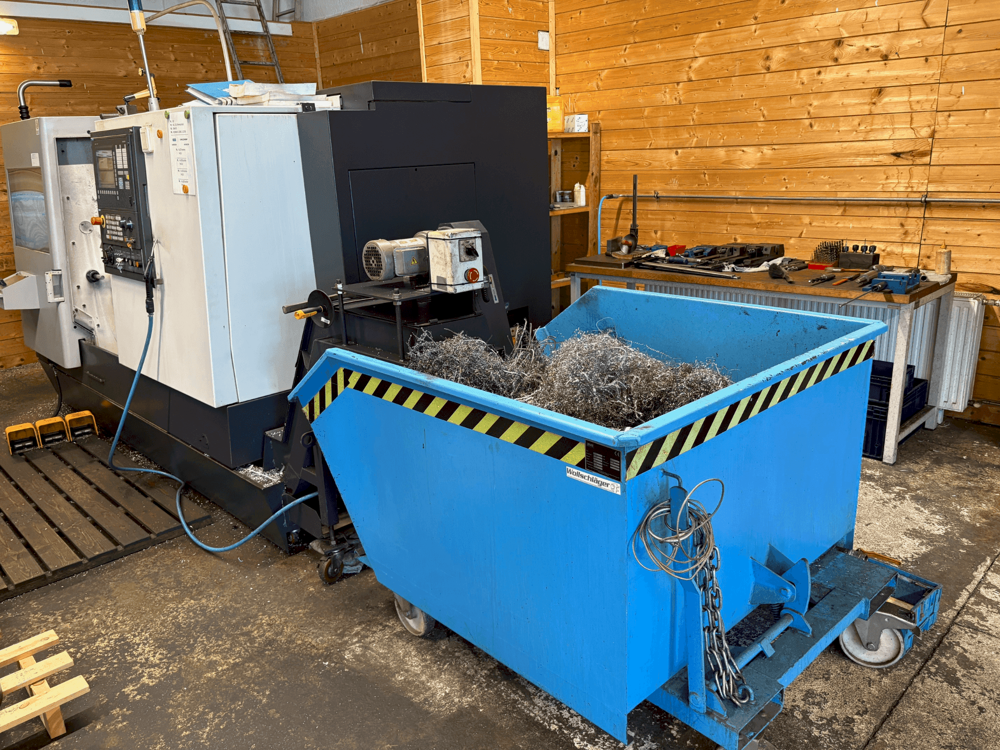 Vooraanzicht van HWACHEON Cutex 240 machine