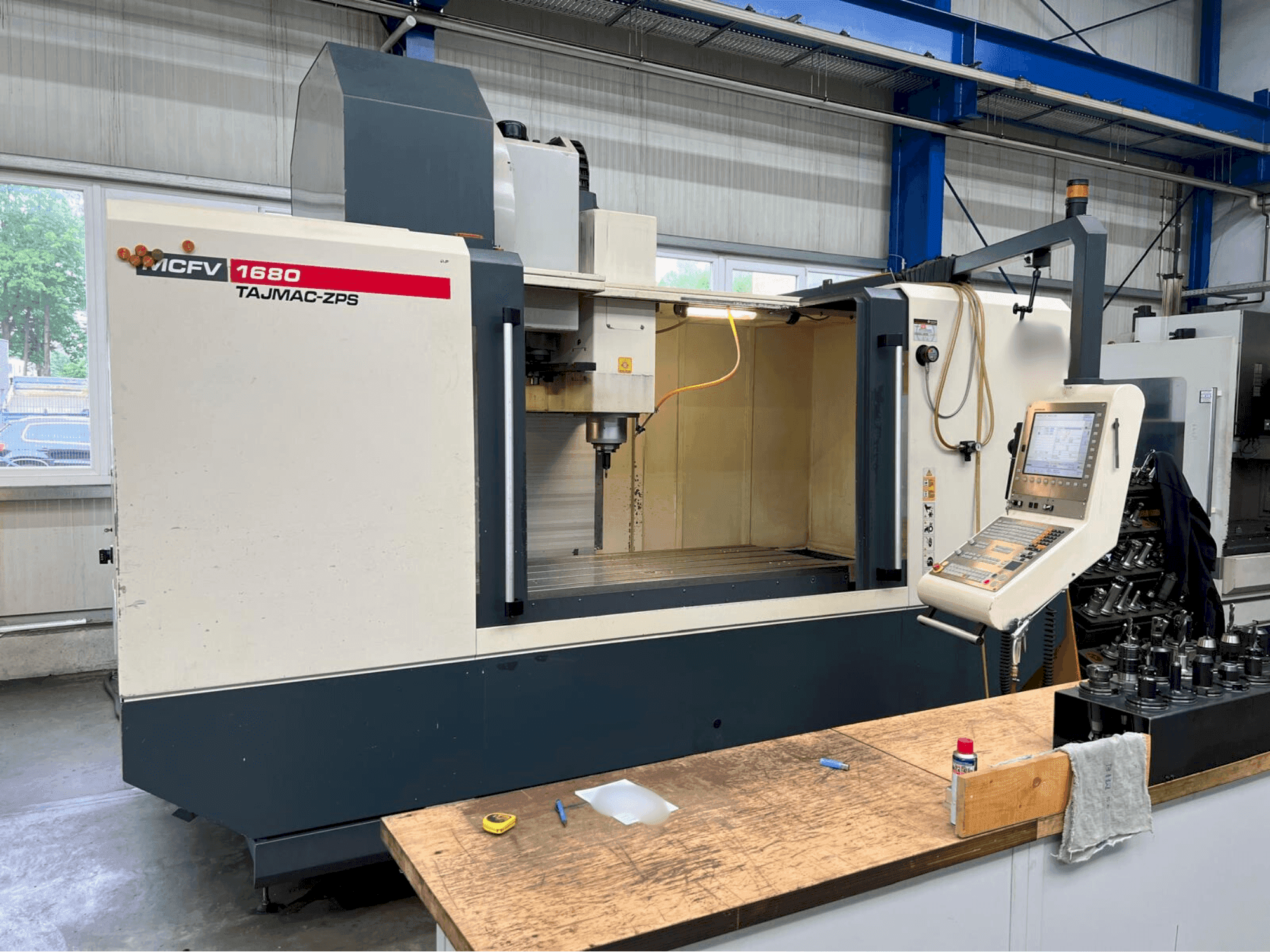 Vooraanzicht van TAJMAC-ZPS MCFV 1680 machine