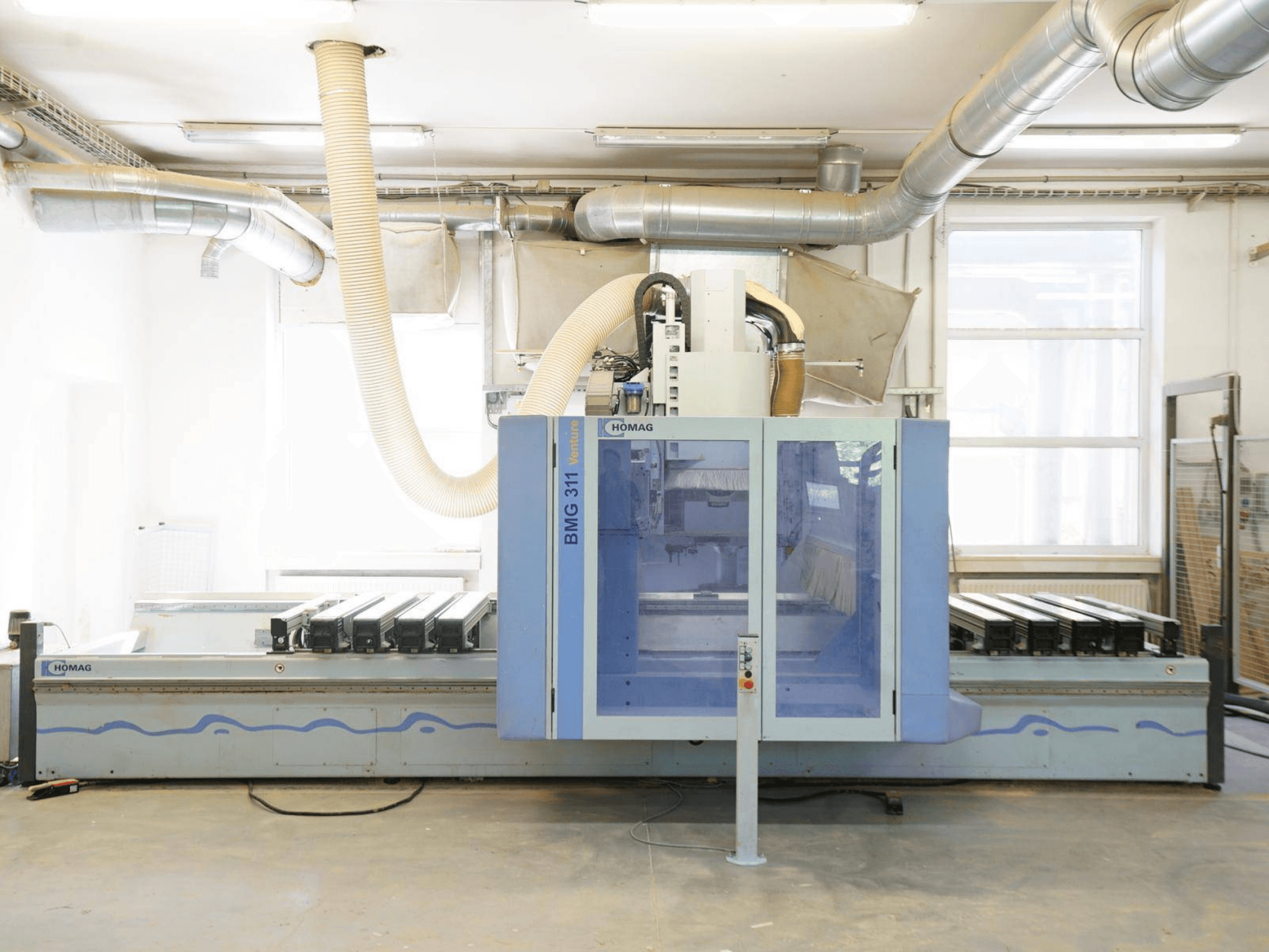 CNC-houtbewerkingscentrum HOMAG V BMG 311/42/F/K, vooraanzicht, met grote werktafel en stofafzuigsysteem.