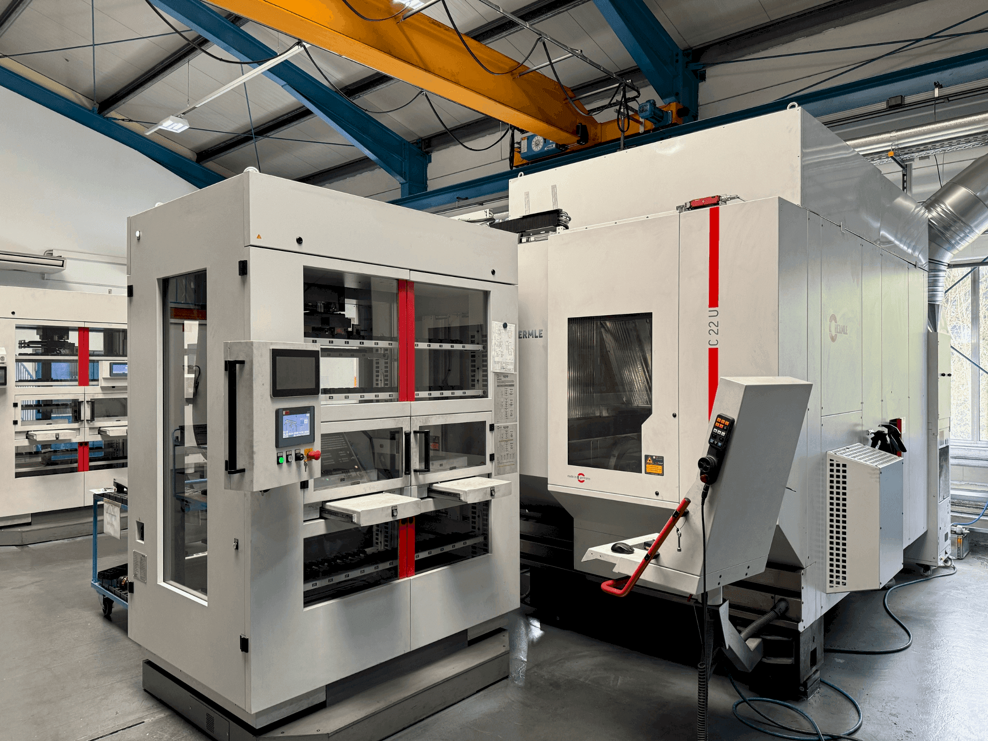 Vooraanzicht van HERMLE C22 with handling system IH30 (2017) machine