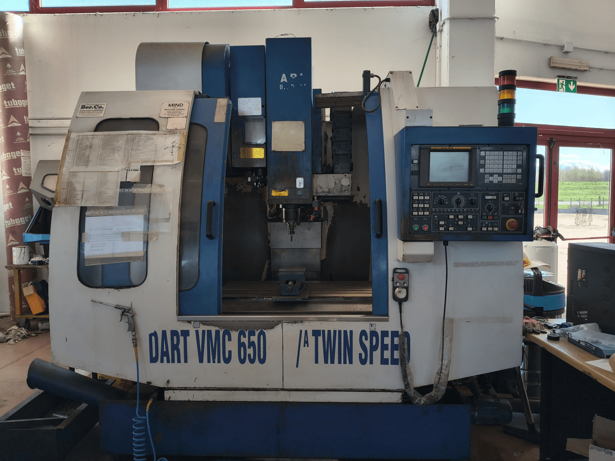 DART VMC650 XL/A T.S verticaal bewerkingscentrum, vooraanzicht, met bedieningspaneel, gereedschaphouder en operationele details.