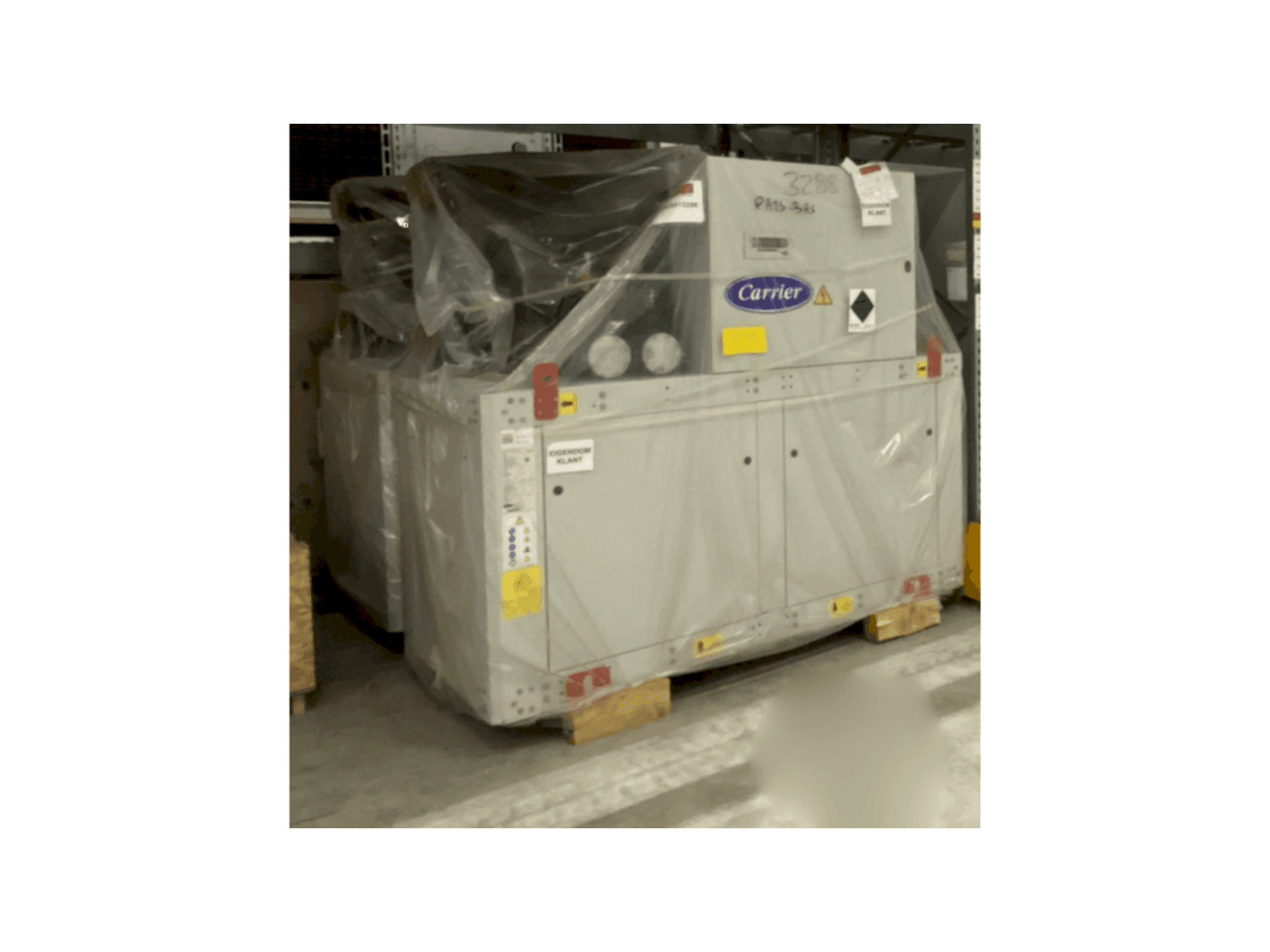 Vooraanzicht van CARRION 3x Carrier heat pump 30WI1000 & 2x Refrion Dry Coolers V-model ES4C 2390.6/4 E2 machine