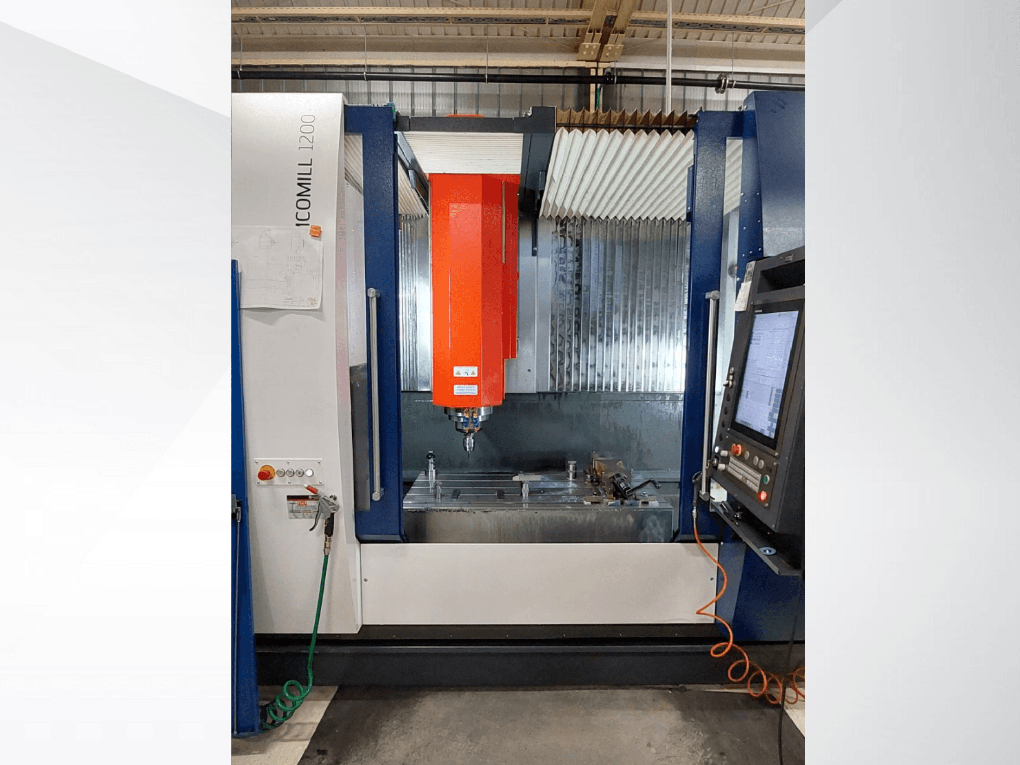 ICOMILL 1200 CNC freesmachine met een rode spindel, vooraanzicht met bedieningspaneel en werkgebied met gereedschappen.