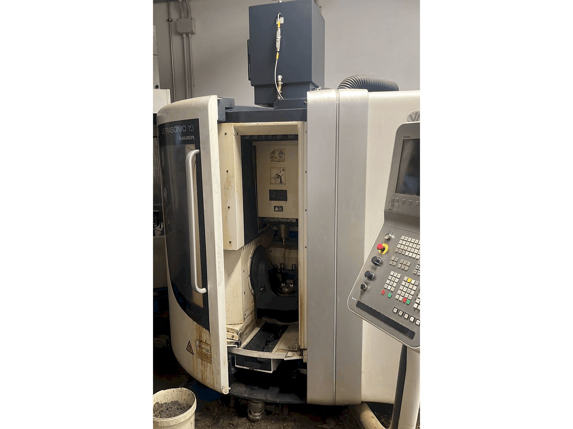 Vooraanzicht van DMG ultrasonic 10 sauer machine