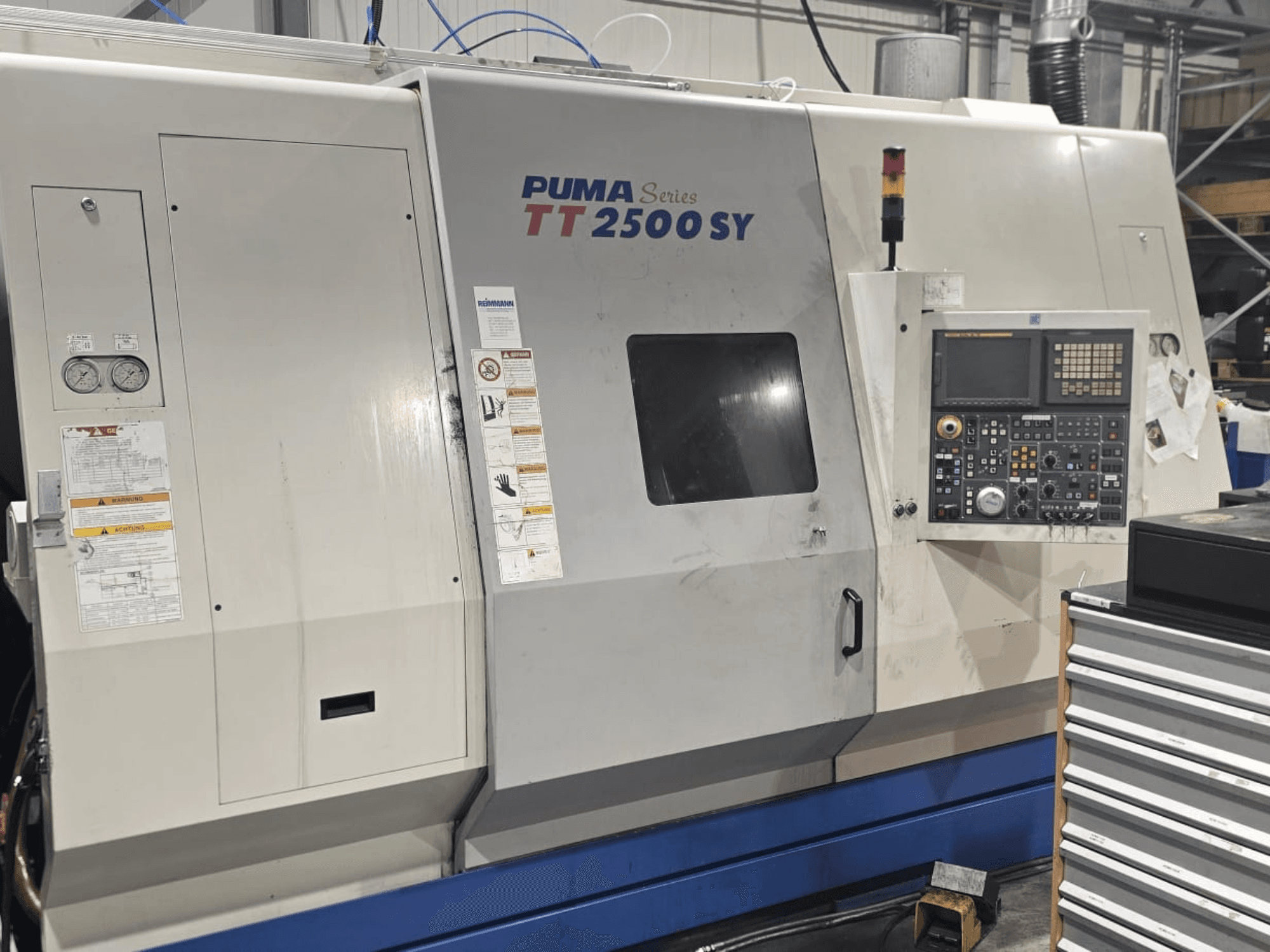 PUMA CNC-draaibank TT 2500 SY, vooraanzicht; bedieningspaneel met wijzerplaten en knoppen, meters en bedieningslabels zichtbaar.