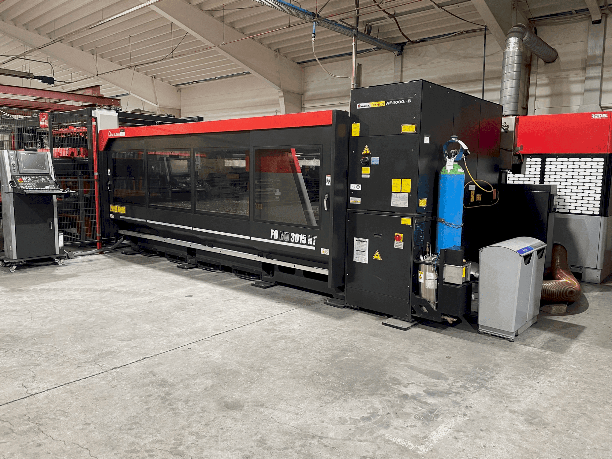 Vooraanzicht van AMADA FOM2 3015 NT machine