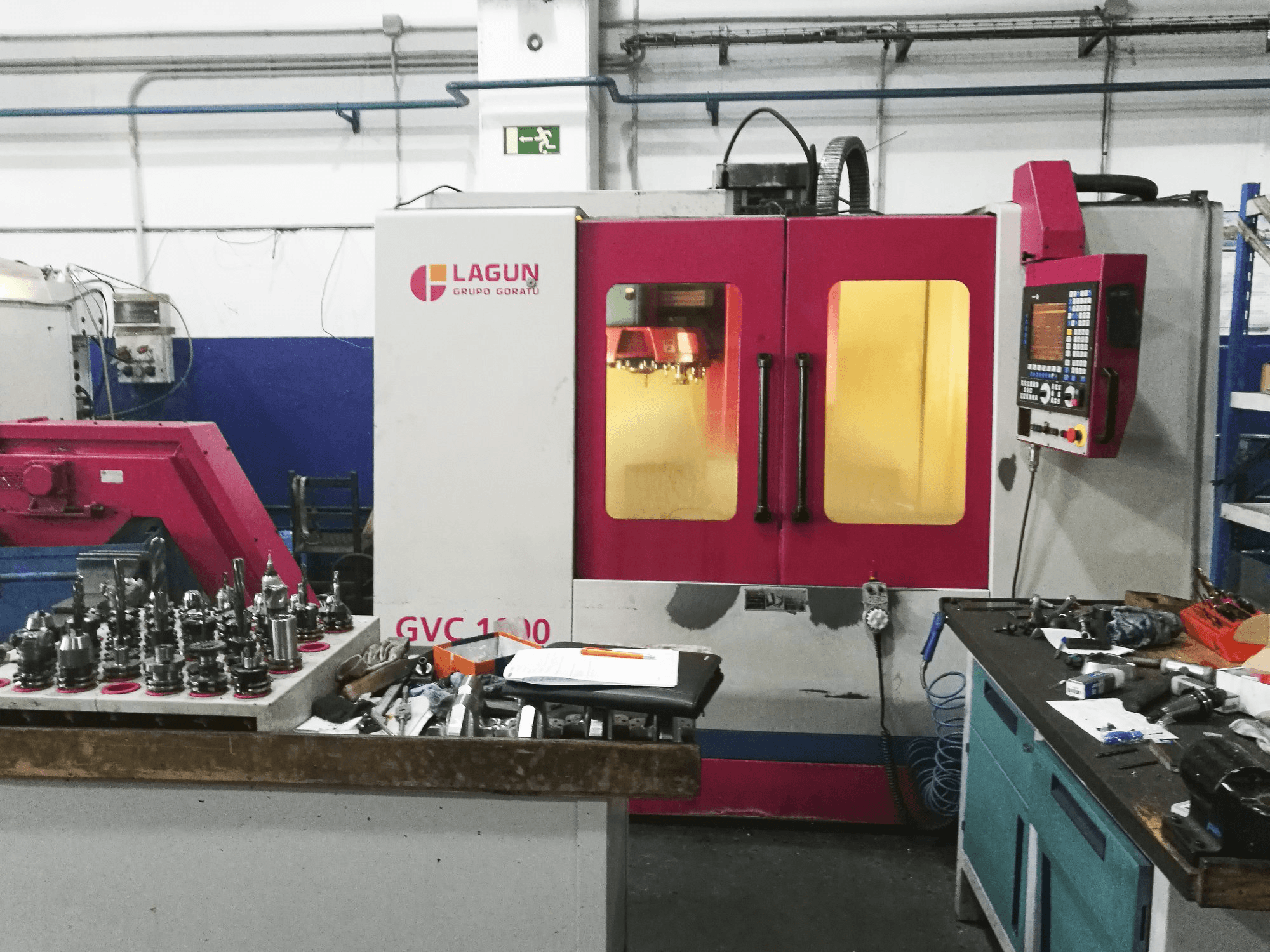 Vooraanzicht van Lagun GVC 1000 machine