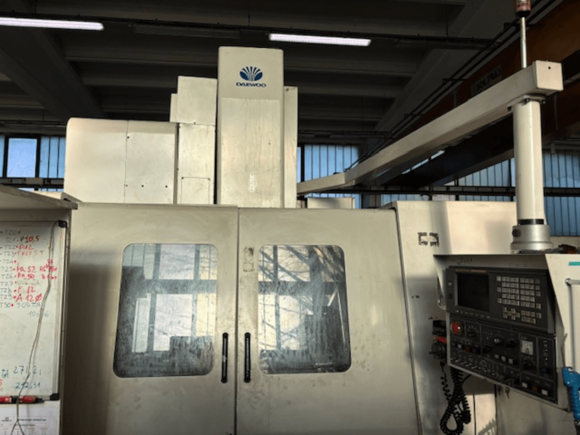 DAEWOO ACE V 600 verticaal bewerkingscentrum, vooraanzicht met bedieningspaneel en matglazen deuren.
