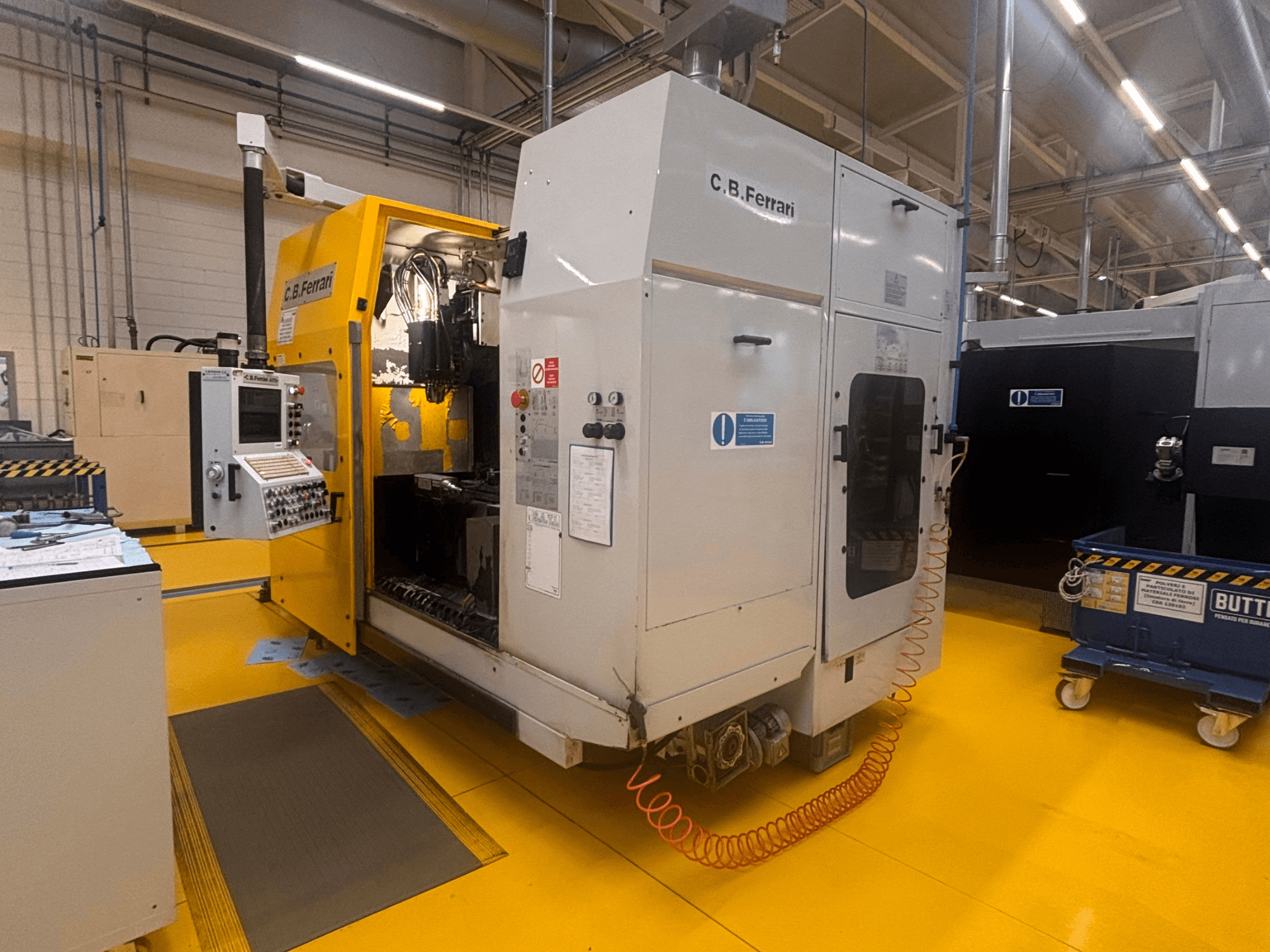 C.B. Ferrari A175 verticaal bewerkingscentrum in een fabrieksopstelling, vooraanzicht met bedieningspaneel en open toegangsdeur zichtbaar.