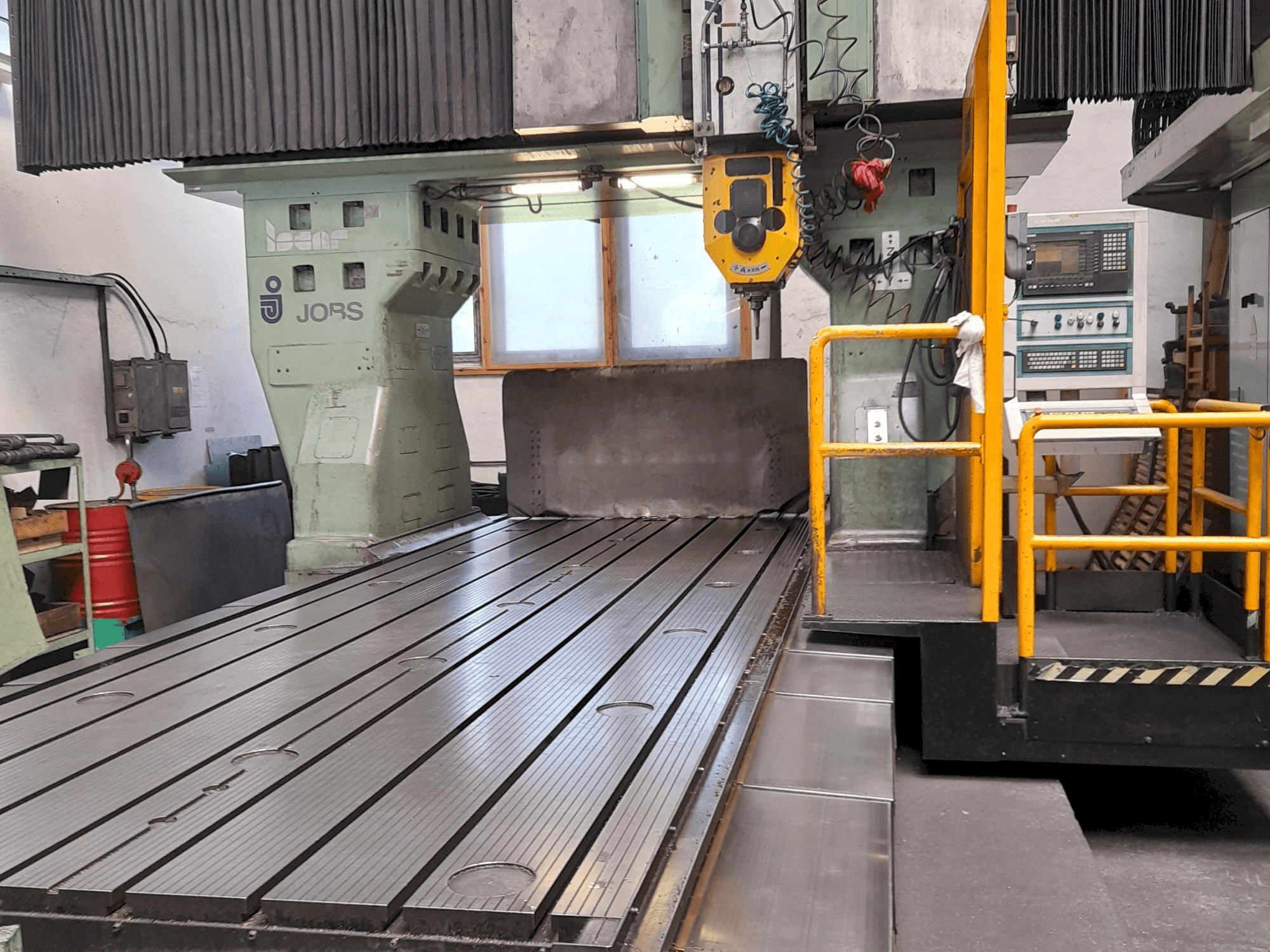 Vooraanzicht van JOBS JoMach 243 machine