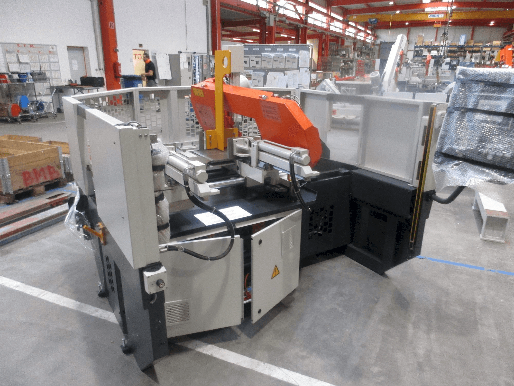 Vooraanzicht van KASTO micut A 2.6 machine