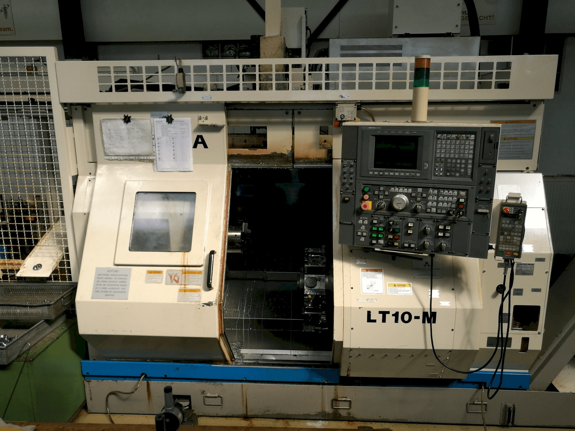 Vooraanzicht van Okuma LT10-M machine