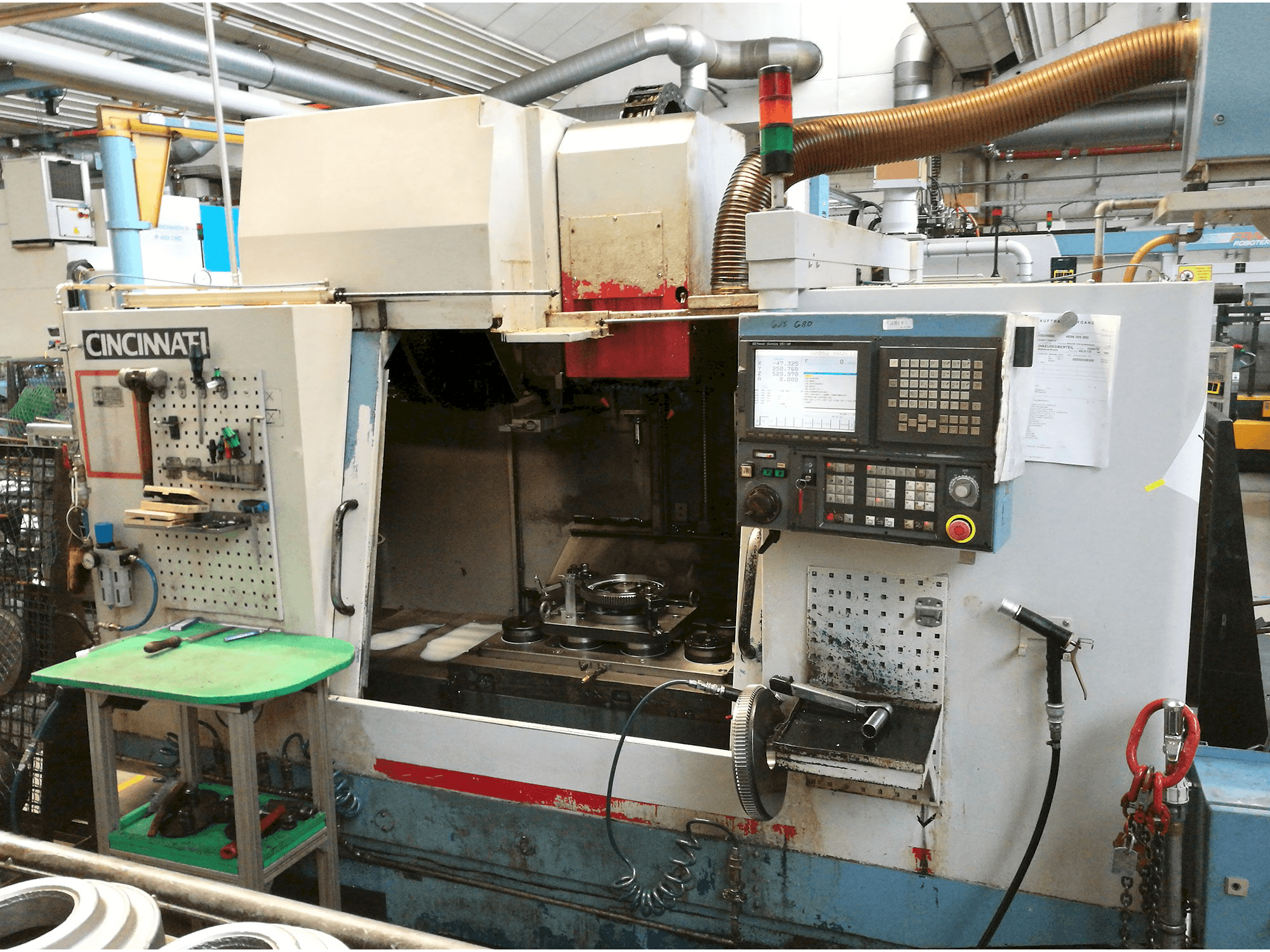 Vooraanzicht van Cincinnati Sabre 1000 machine