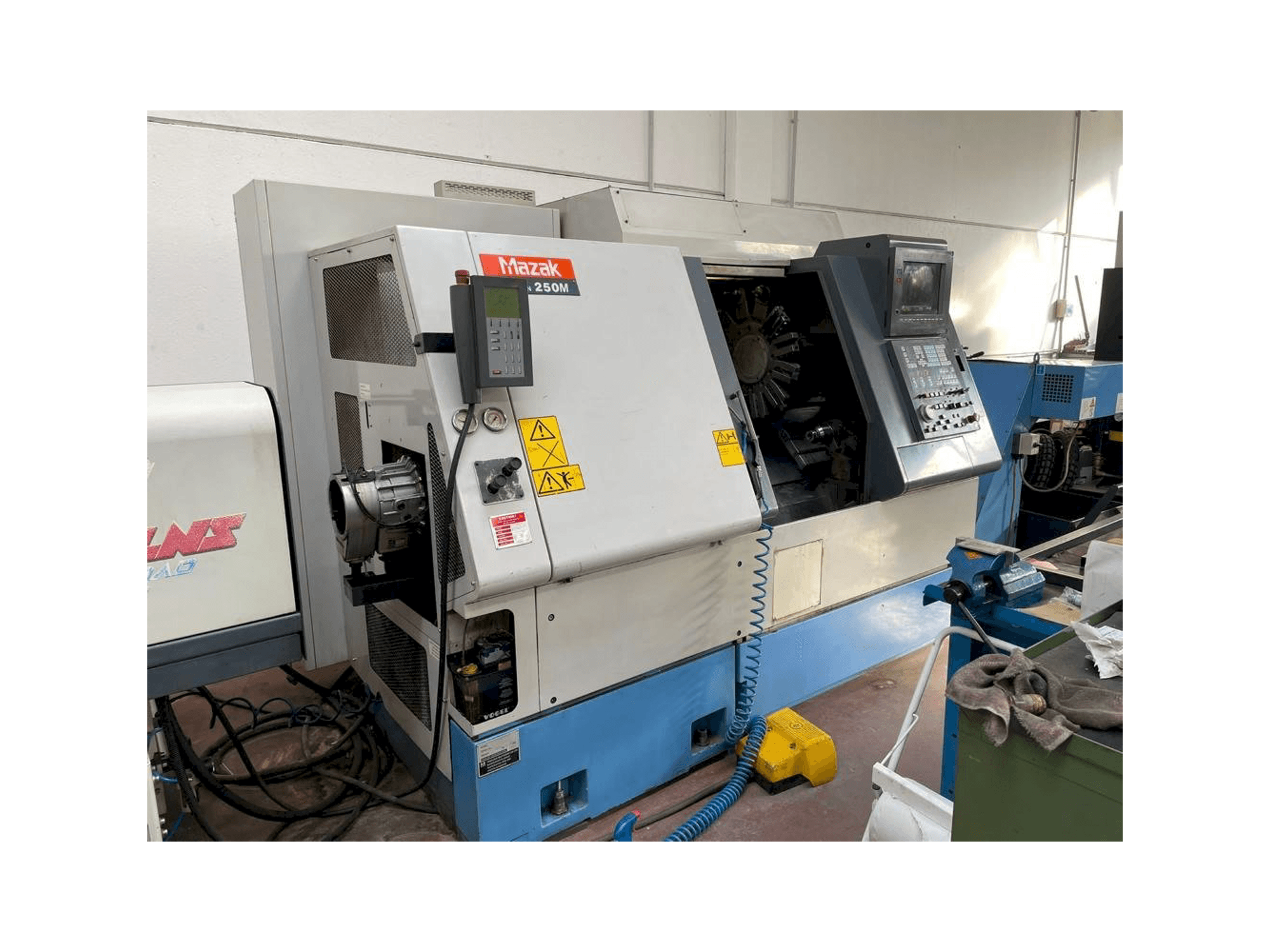 Vooraanzicht van Mazak SQT 250M machine