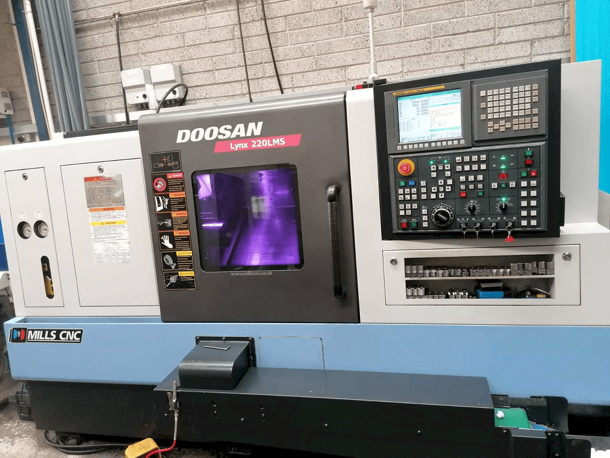Vooraanzicht van Doosan Lynx 220LMSA machine