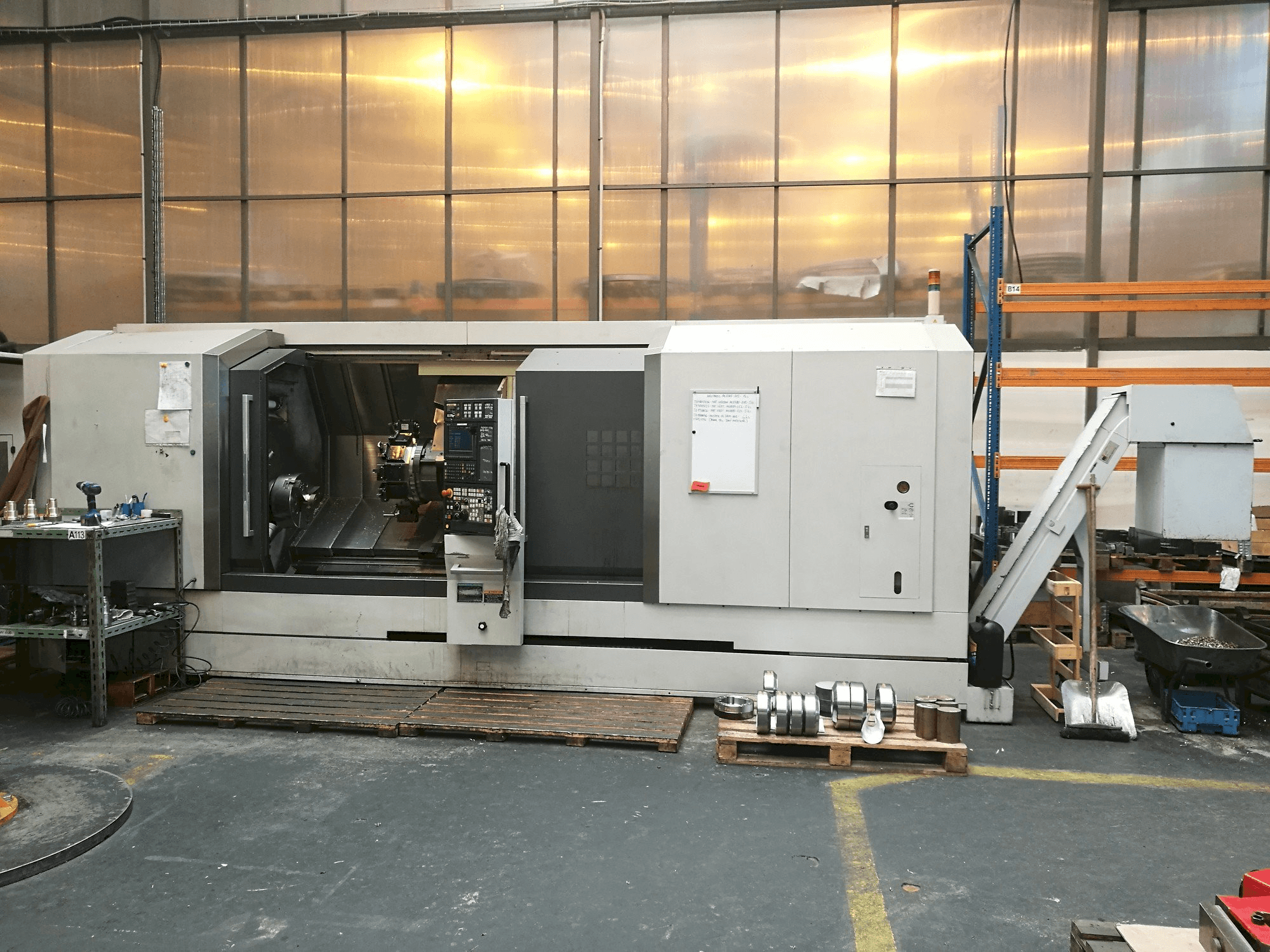 Vooraanzicht van MORI SEIKI NL 3000 SY/2000 machine