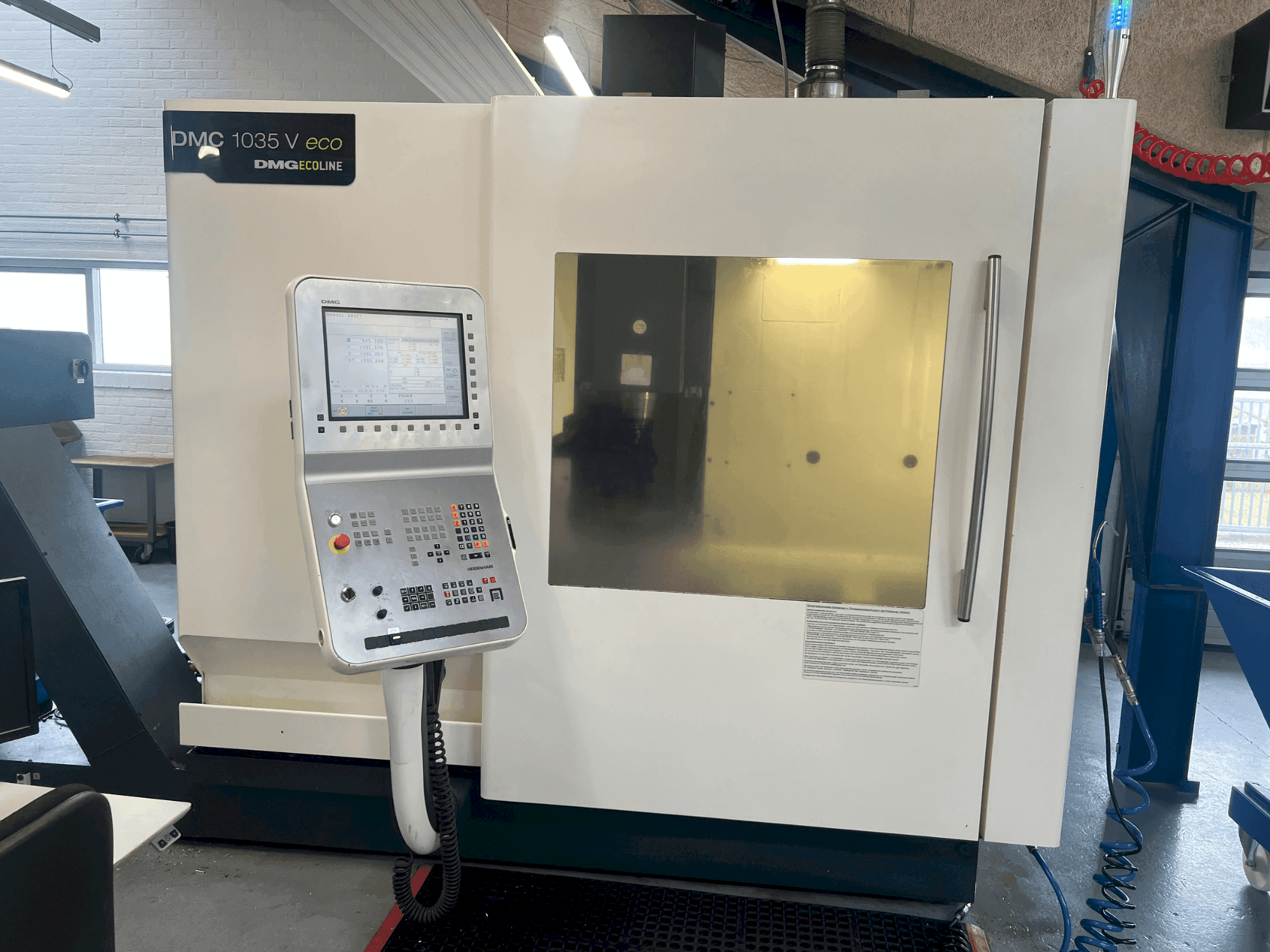 Vooraanzicht van DMG MORI DMC 1035V eco machine