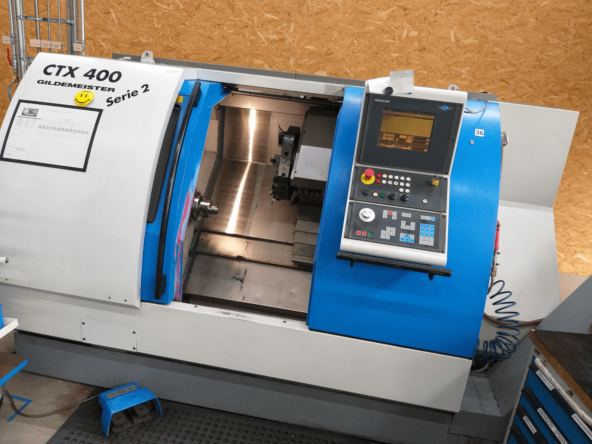 Gildemeister CTX 400 Serie 2 horizontale draaibank, vooraanzicht met bedieningspaneel en open machinebinnenruimte.
