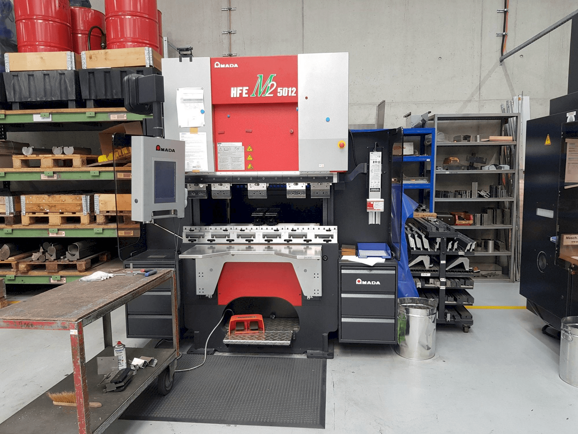 Vooraanzicht van AMADA HFE M2 5012 machine