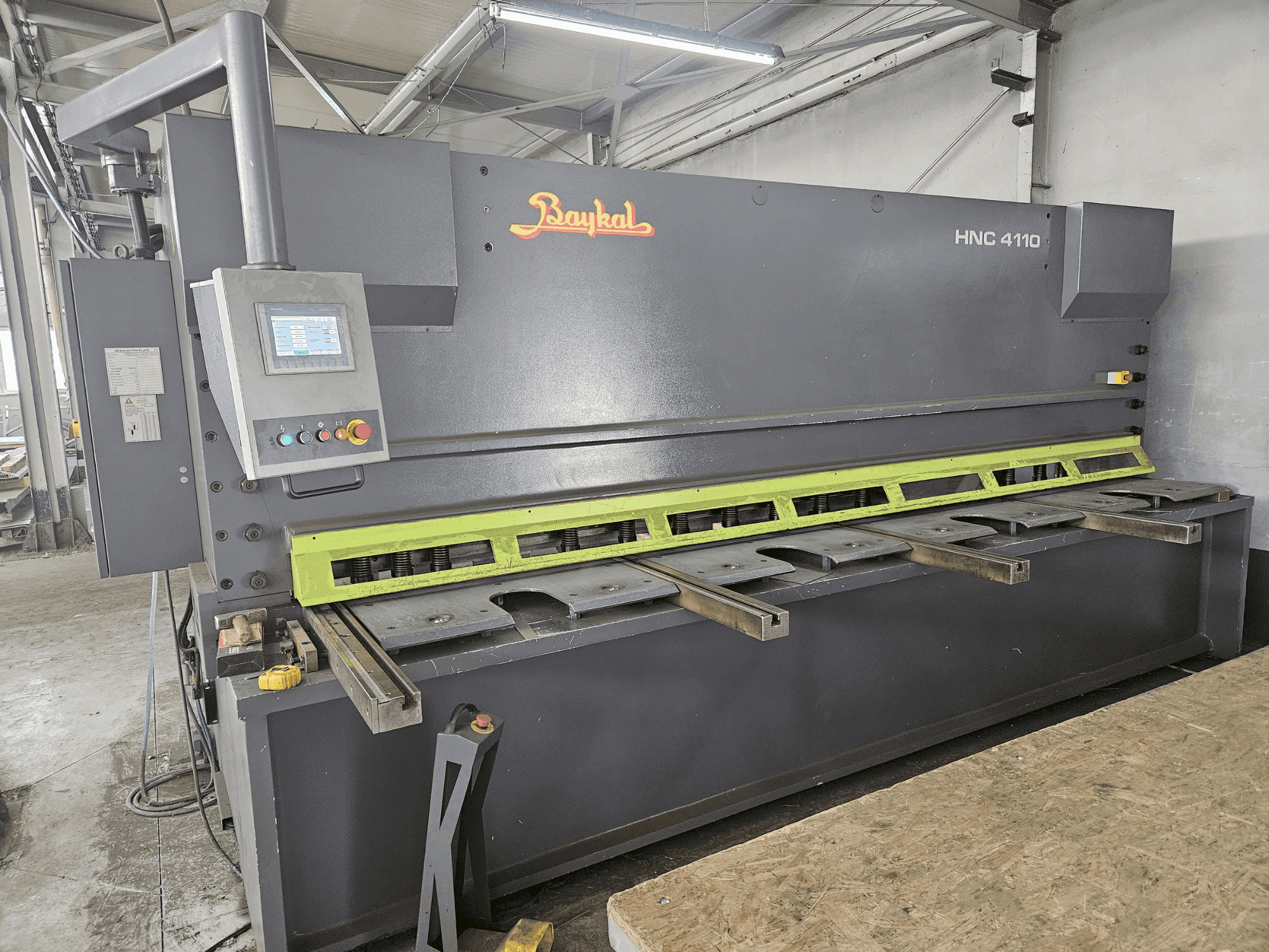 Vooraanzicht van Baykal HNC 4110 machine