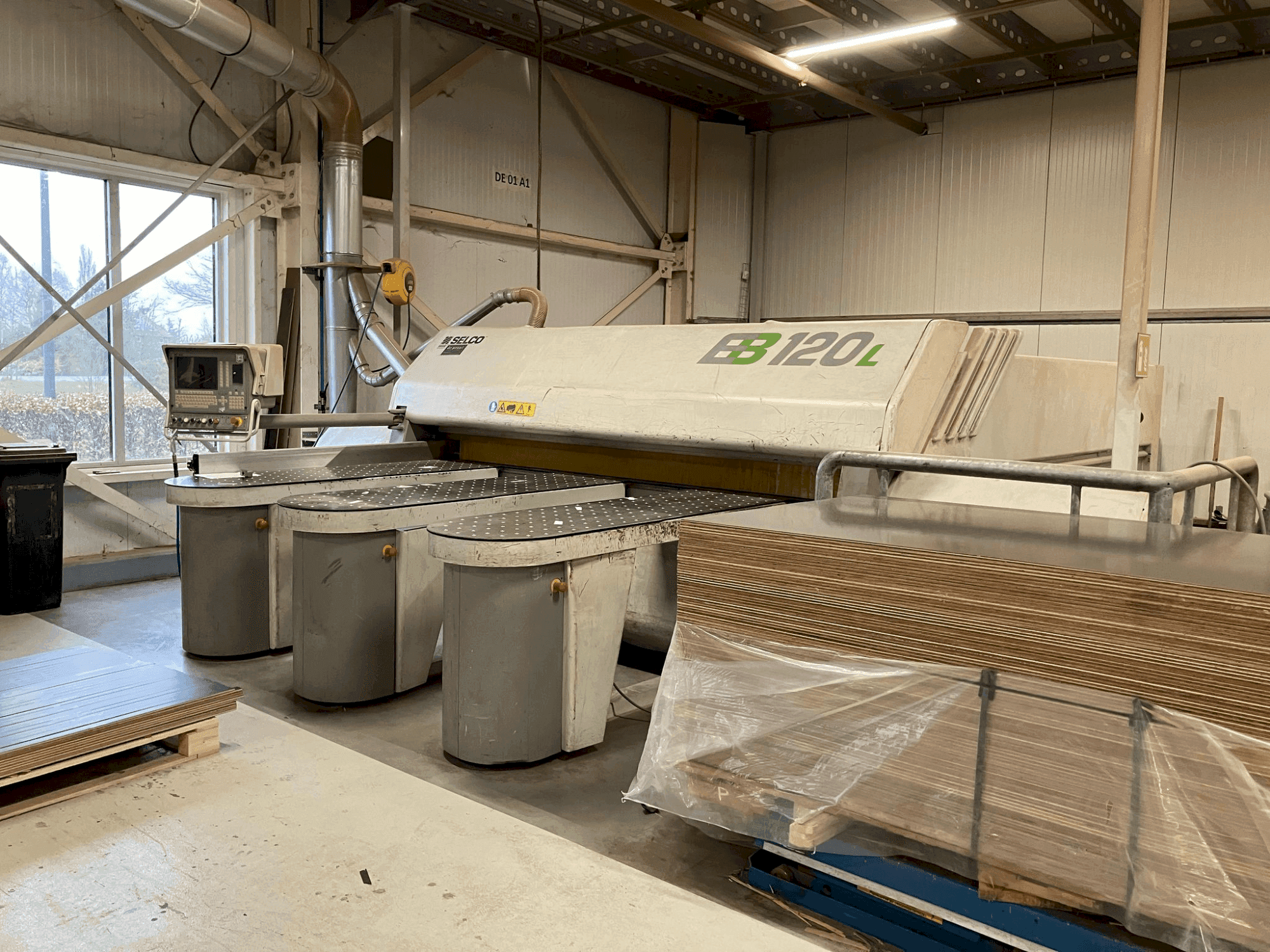 Vooraanzicht van SELCO EBL 120 machine