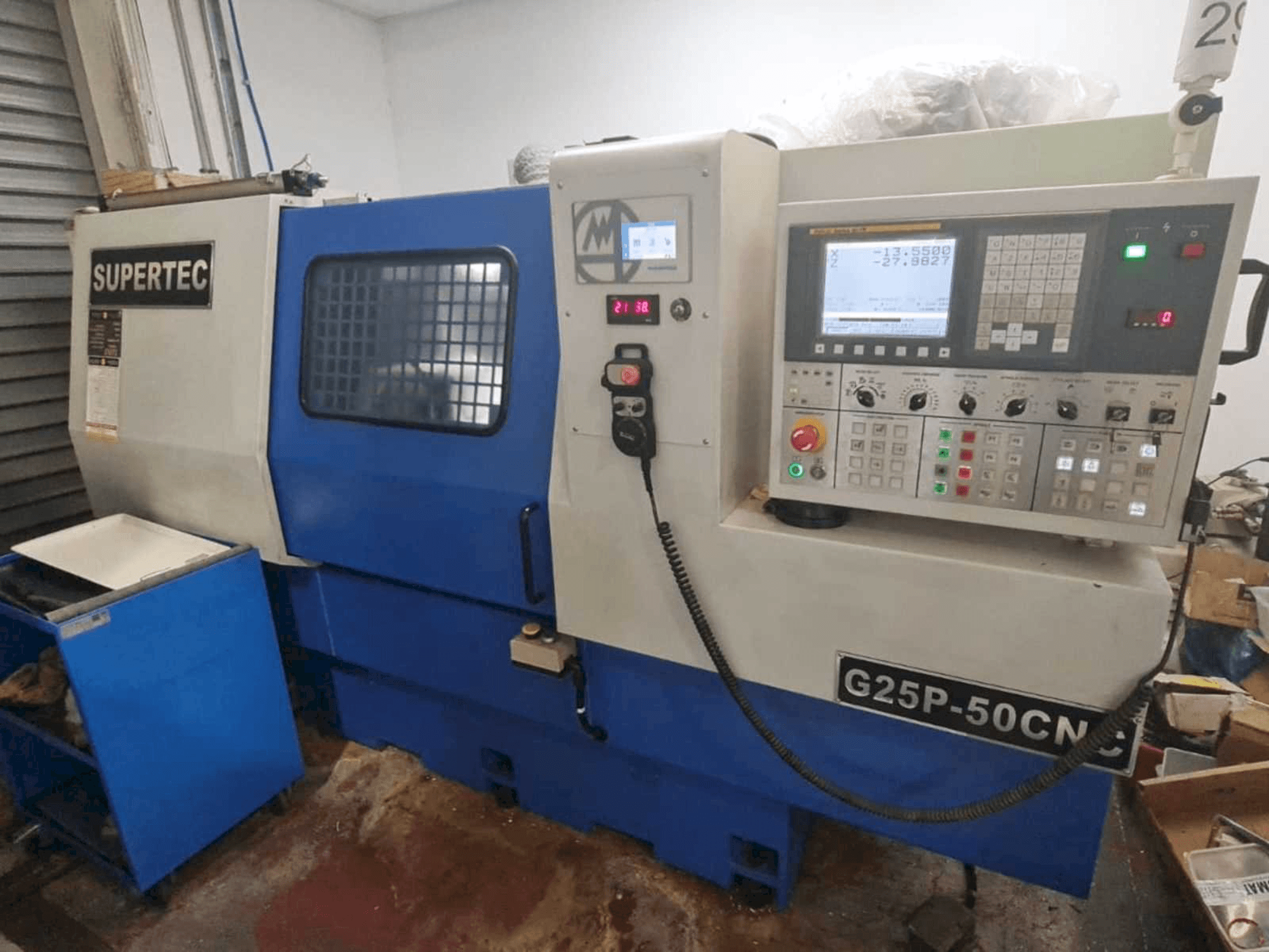 Vooraanzicht van Supertec G25P-500CNC machine