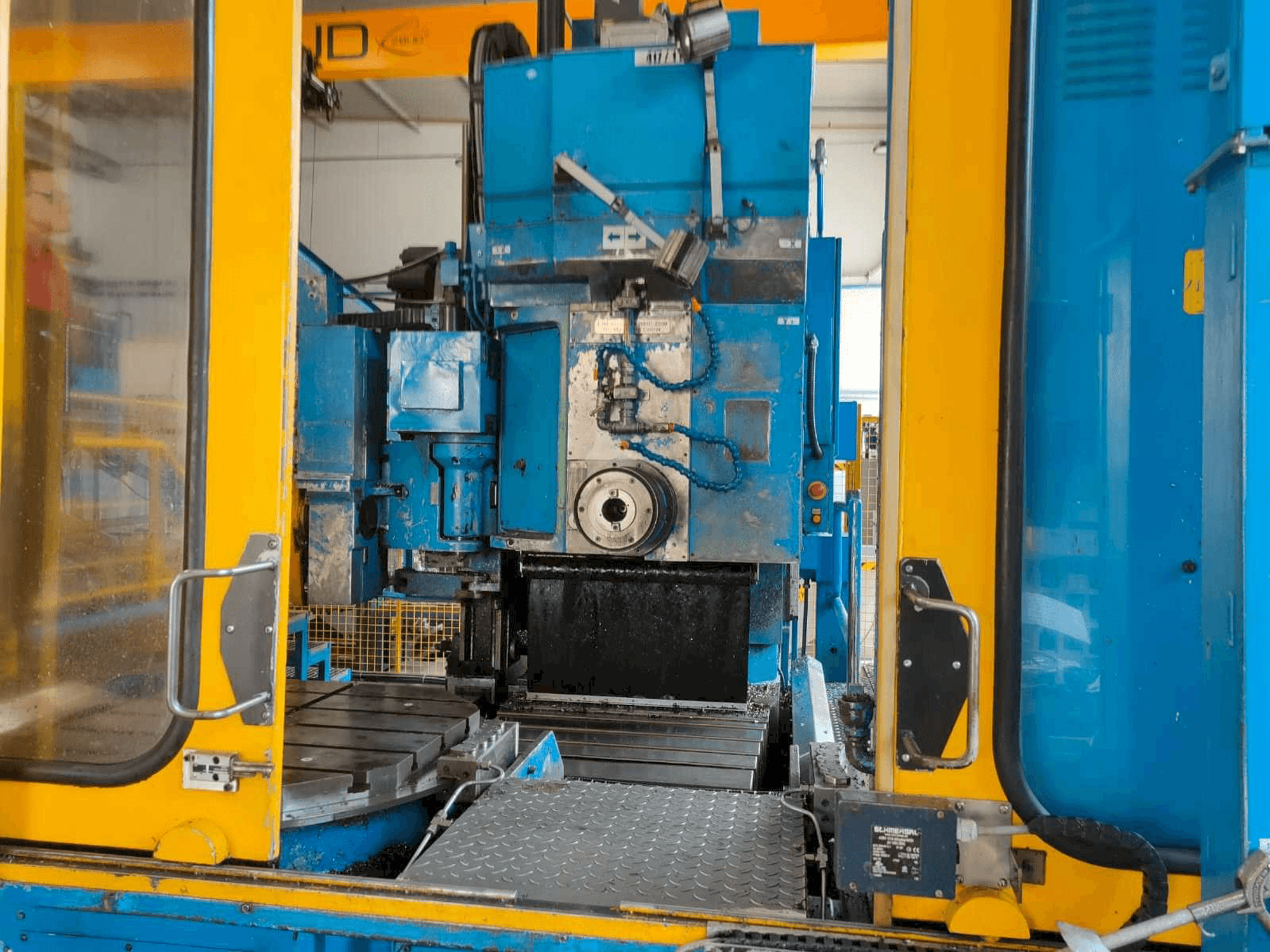 Vooraanzicht van Cincinnati MILACRON 20-HC-2500 machine