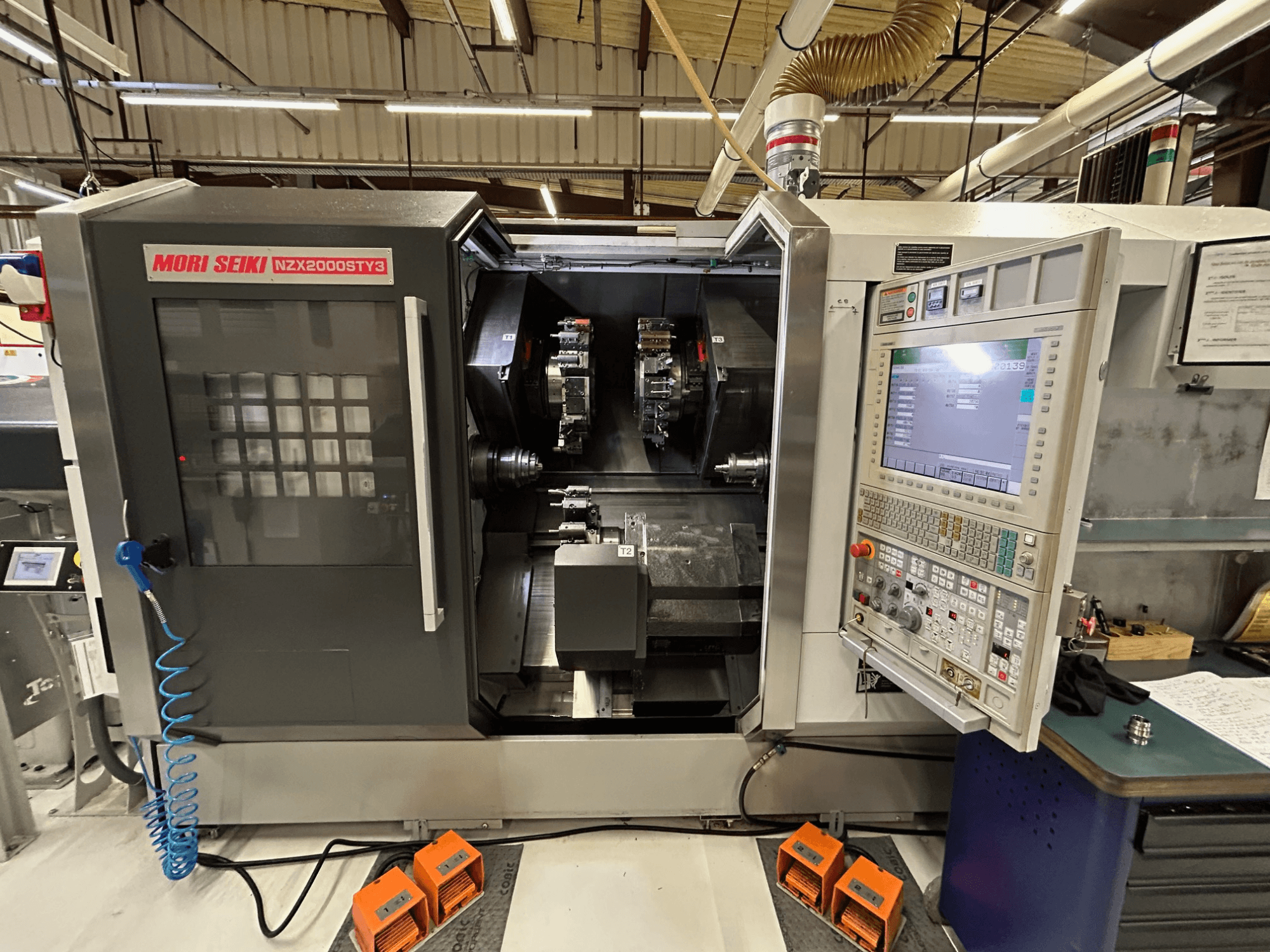 MORI SEIKI NZ2000 ST3Y3 meerassige draaimachine, vooraanzicht met het bedieningspaneel en het bewerkingsgebied.