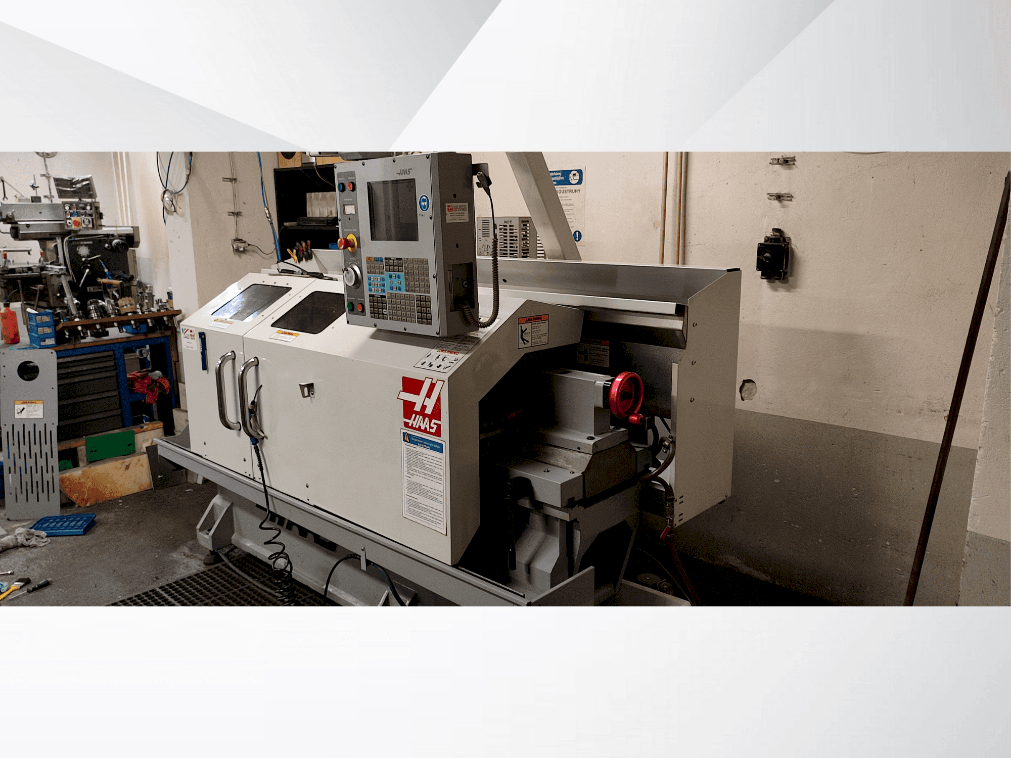 Vooraanzicht van HAAS TL-2HE machine