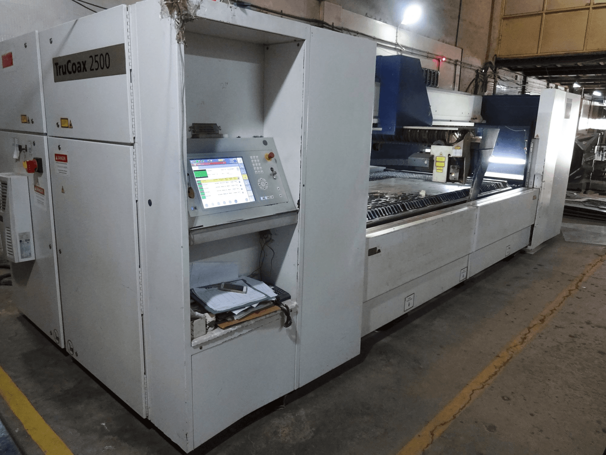 Links zicht van Trumpf TruLaser 1030 machine