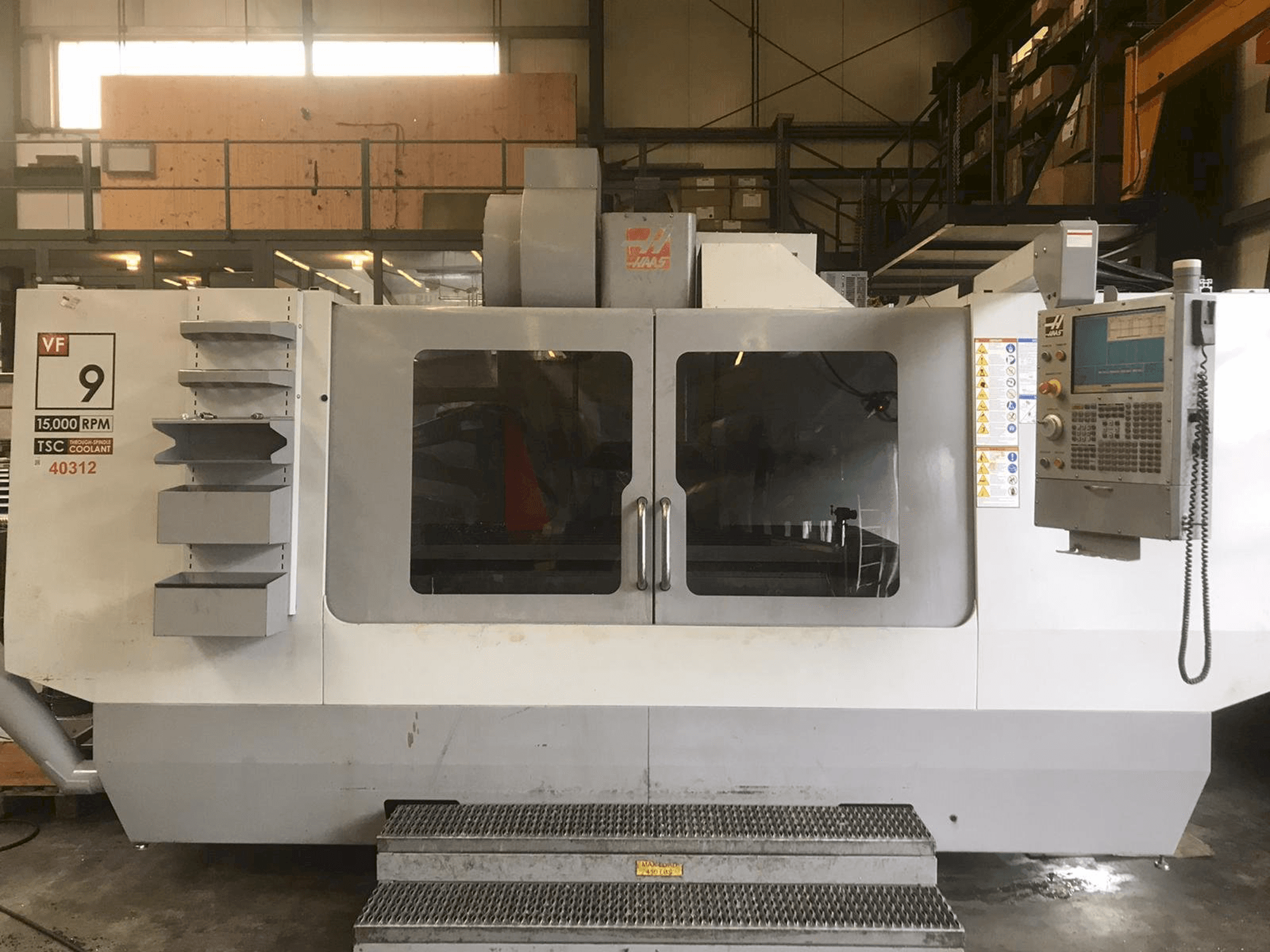 Vooraanzicht van HAAS VF-9 machine