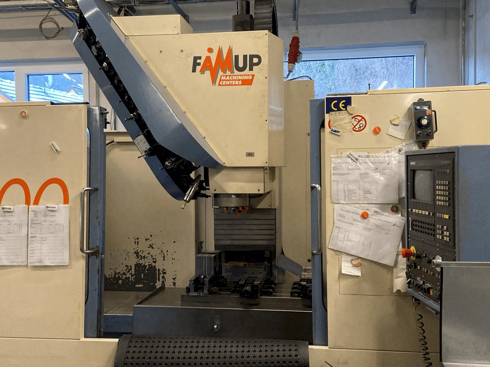 Vooraanzicht van FAMUP MCX1000 machine