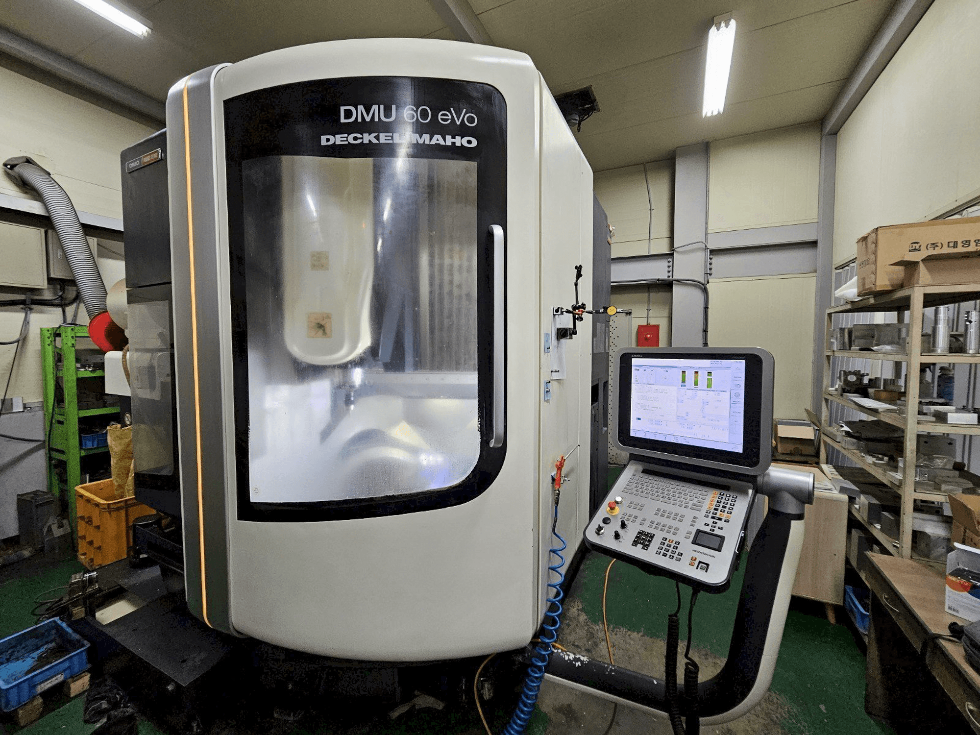 Vooraanzicht van DMG MORI DMU 60 EVO machine