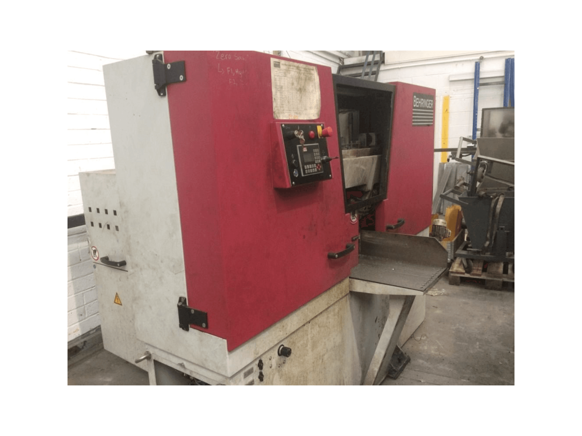 Vooraanzicht van Behringer HBE261 A machine