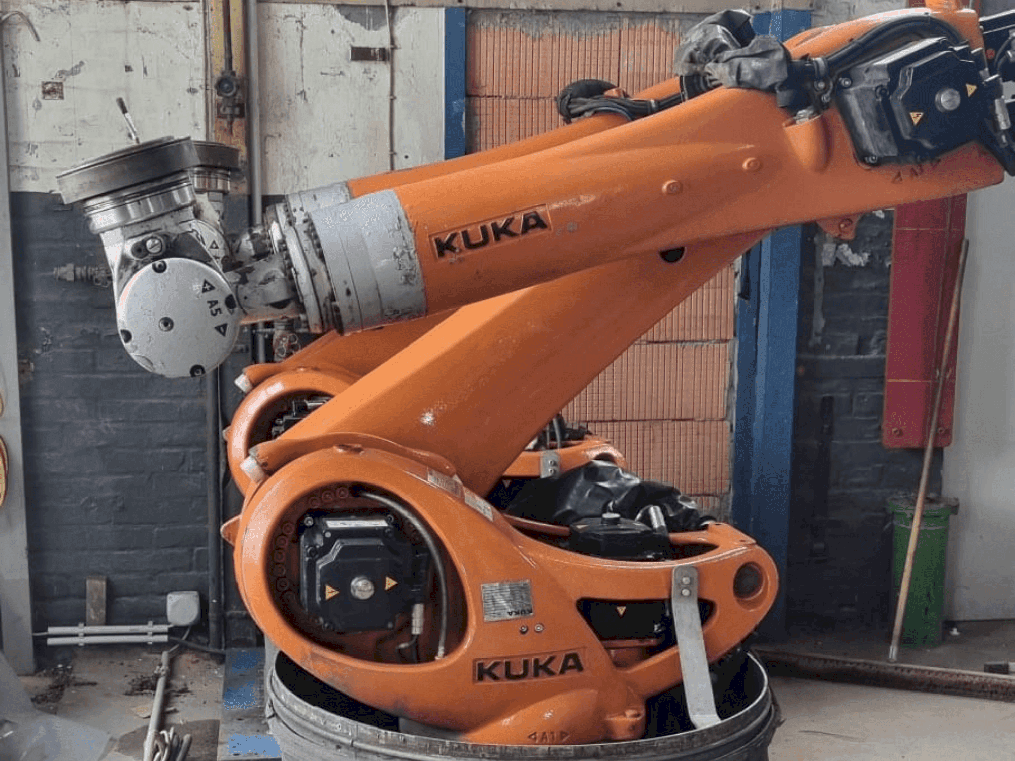 Vooraanzicht van KUKA KR 90 R3100 extra C-F-HP machine