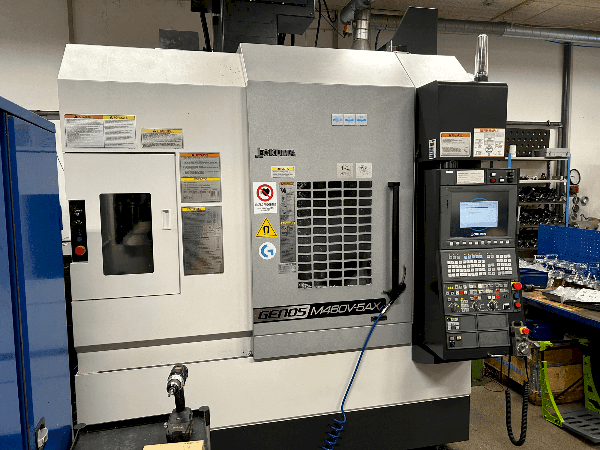 Vooraanzicht van Okuma GENOS M460V-5AX machine