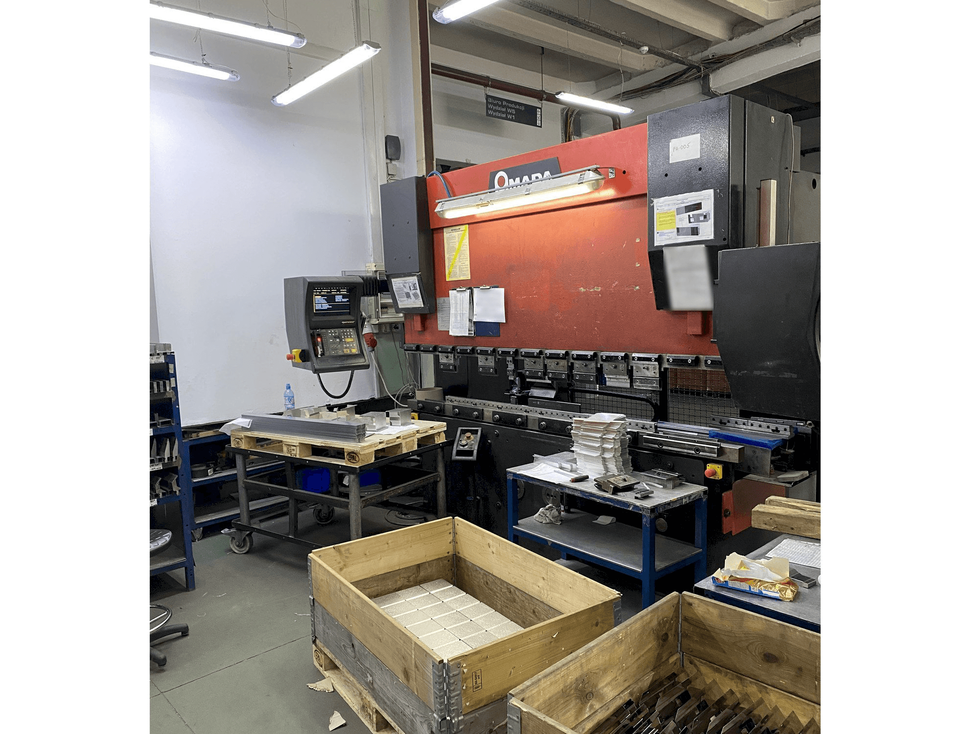 Vooraanzicht van AMADA HFBO 8025 machine