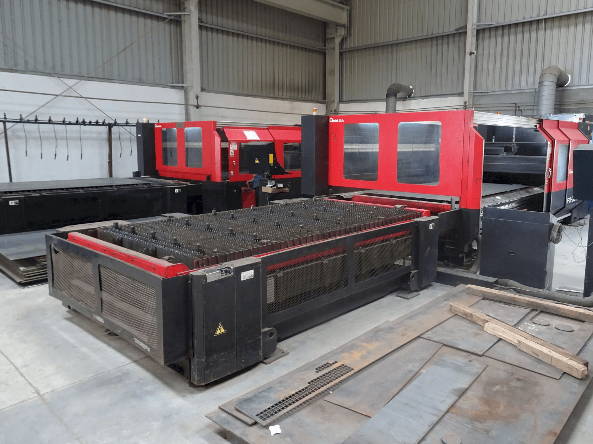 Recht aanzicht van AMADA F03015 NT machine