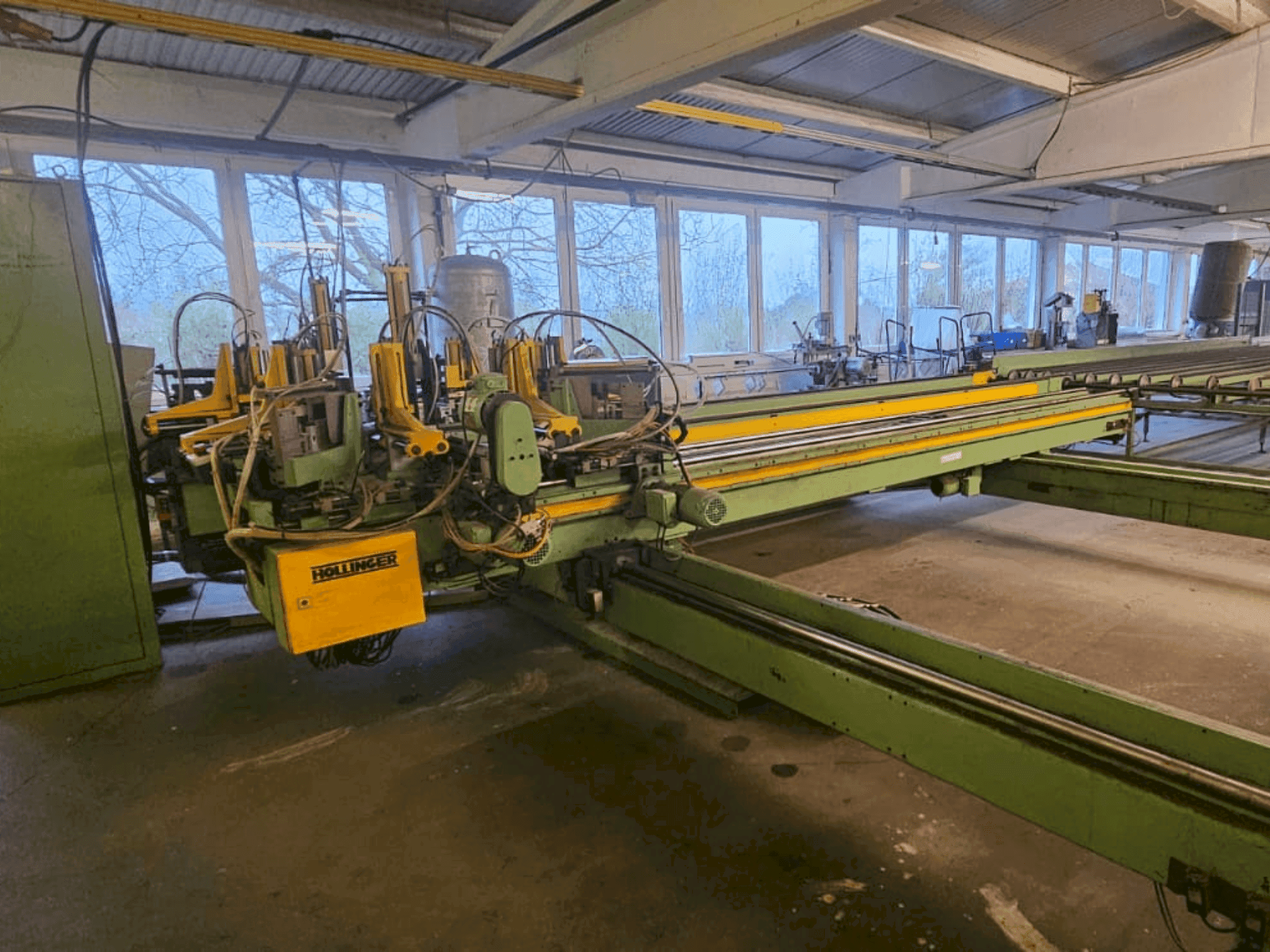 Vooraanzicht van HOLLINGER MSE-II-EP-SB-300-450 machine
