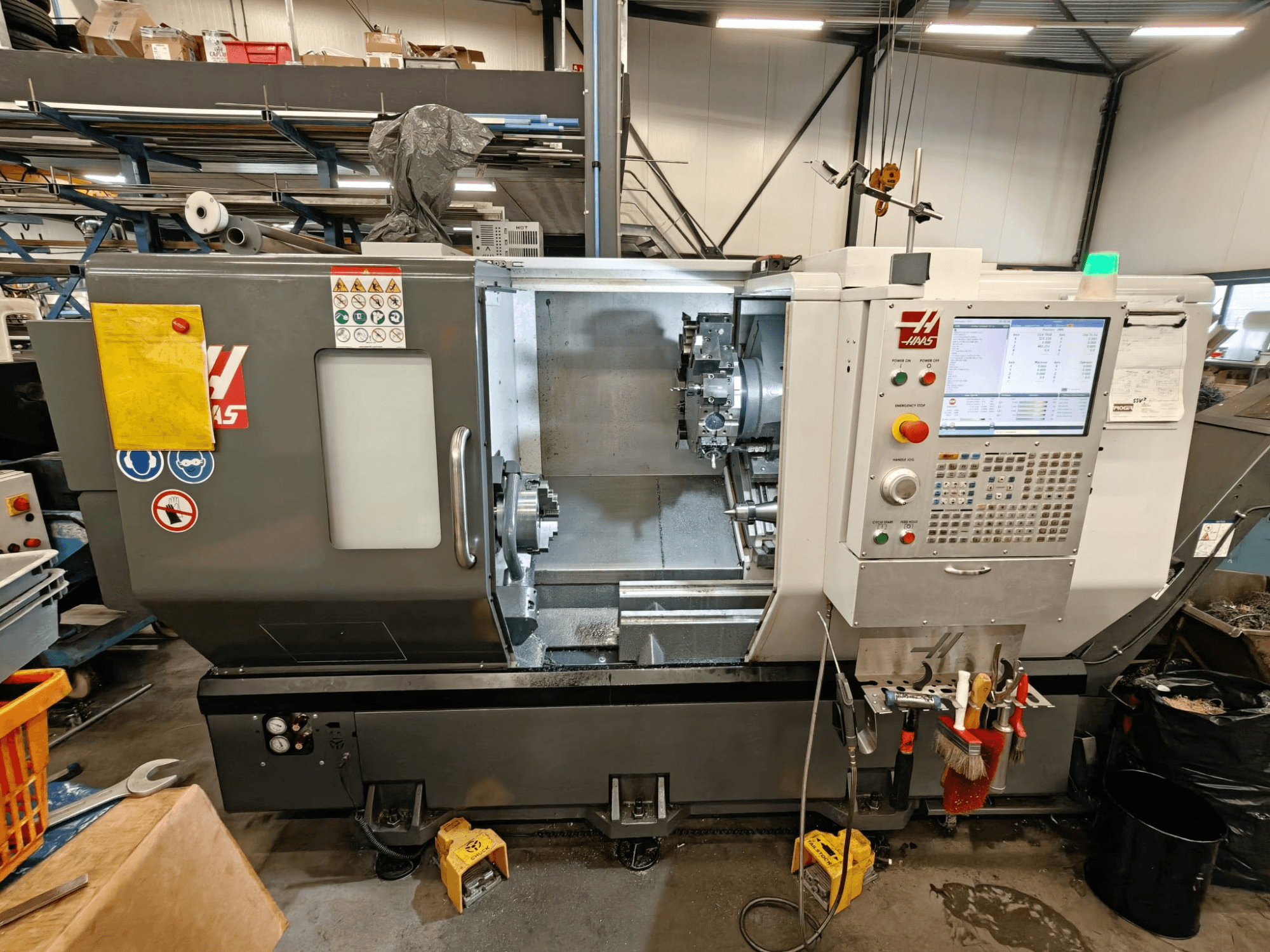 HAAS ST-25Y horizontale draaimachine, vooraanzicht, met bedieningspaneel, gereedschapopslag en operationele opstelling in werkplaats.
